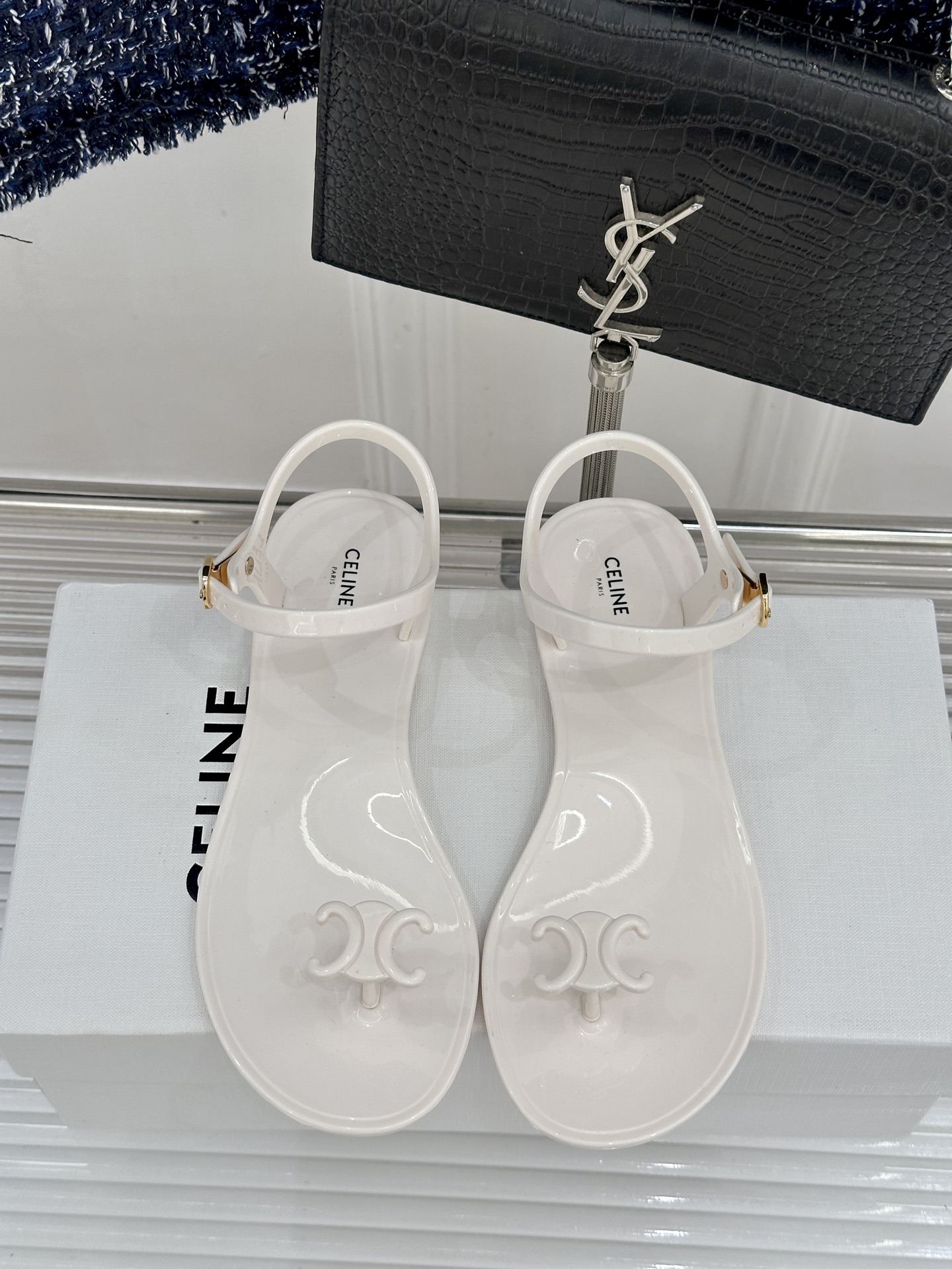 Celine/赛琳26WF新品凯旋门果冻夹脚凉鞋将法式松弛感与复古经典完美融合成为夏日不可或缺的时尚单品