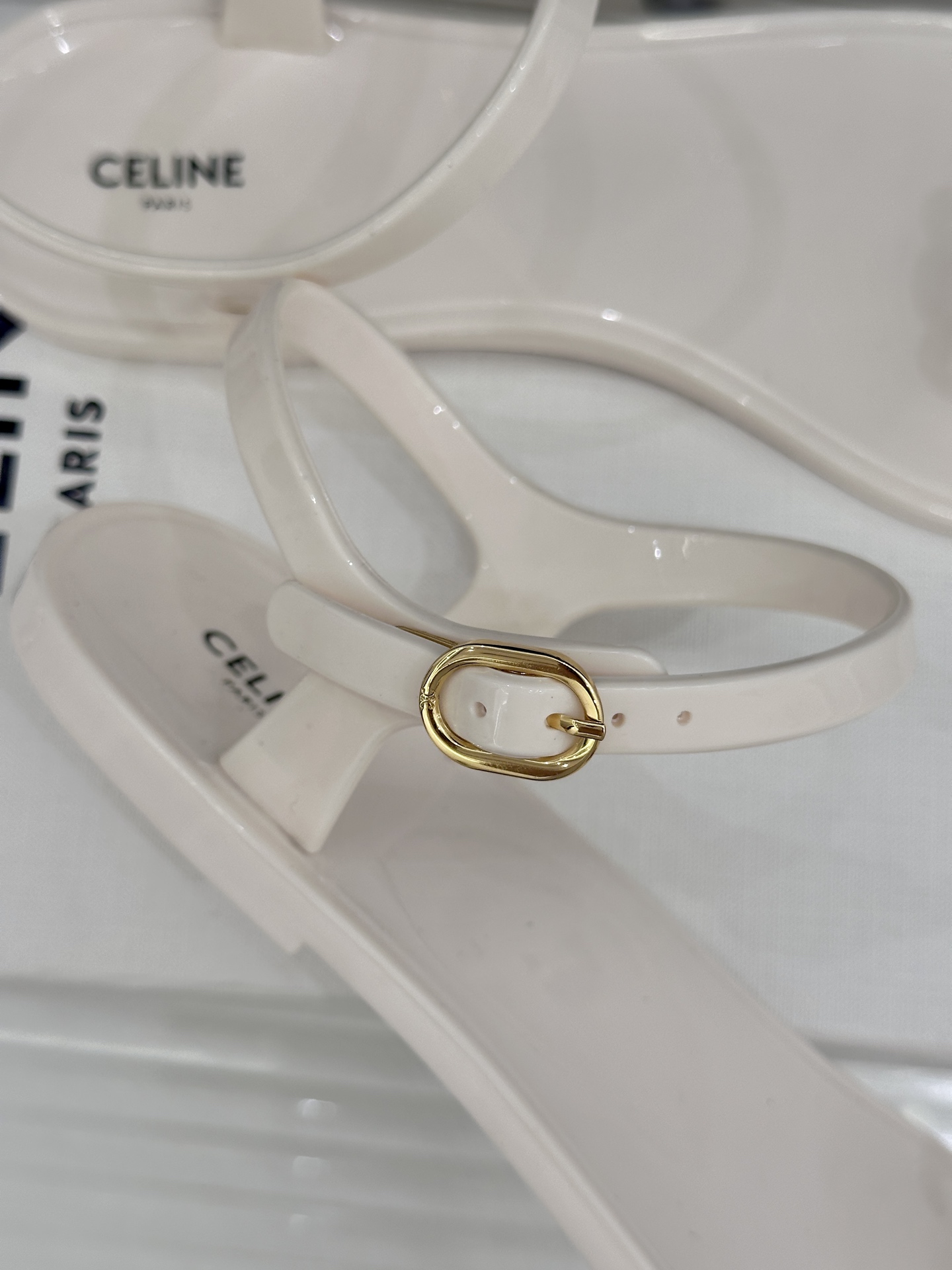 Celine/赛琳26WF新品凯旋门果冻夹脚凉鞋将法式松弛感与复古经典完美融合成为夏日不可或缺的时尚单品