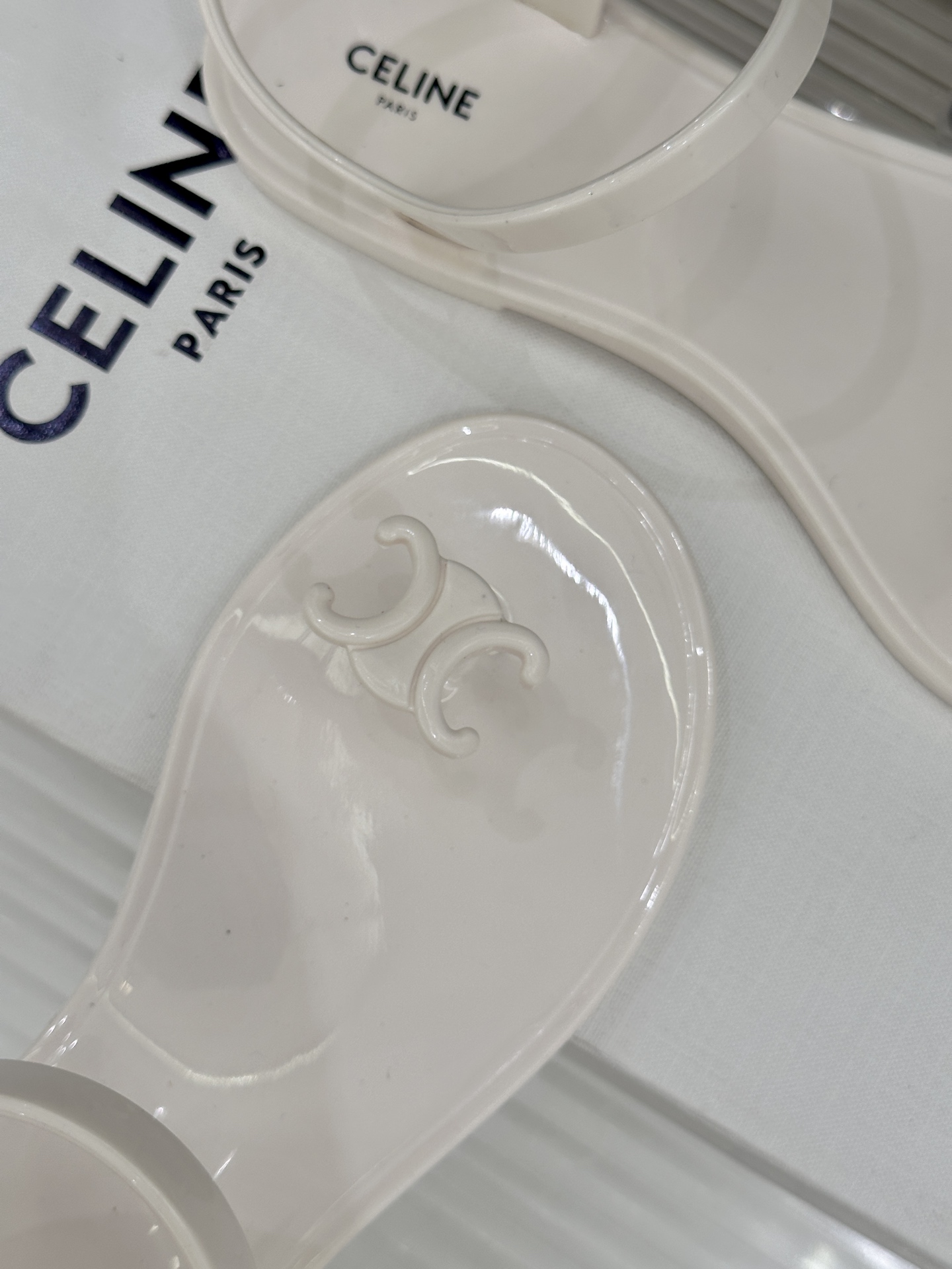 Celine/赛琳26WF新品凯旋门果冻夹脚凉鞋将法式松弛感与复古经典完美融合成为夏日不可或缺的时尚单品
