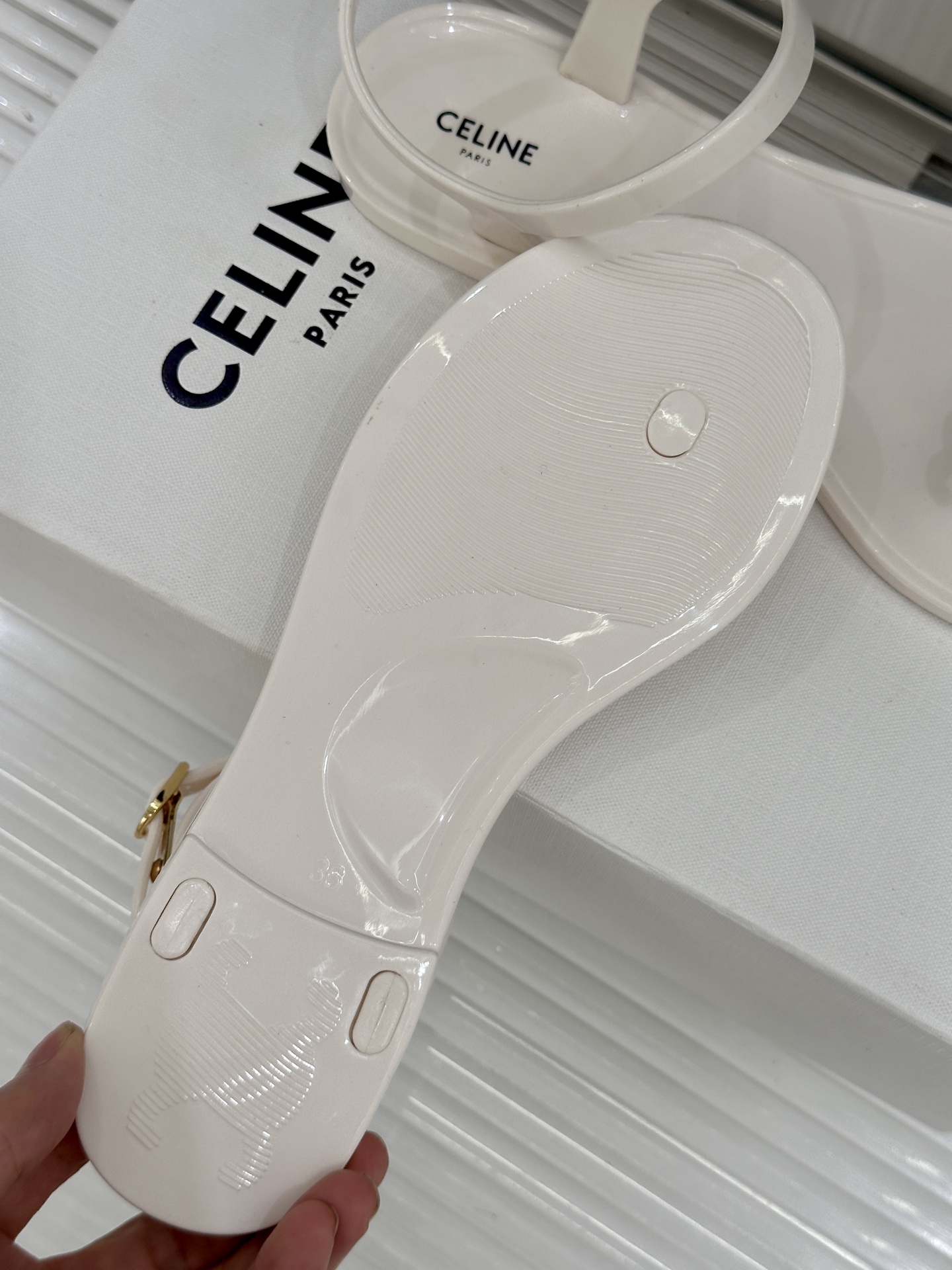 Celine/赛琳26WF新品凯旋门果冻夹脚凉鞋将法式松弛感与复古经典完美融合成为夏日不可或缺的时尚单品