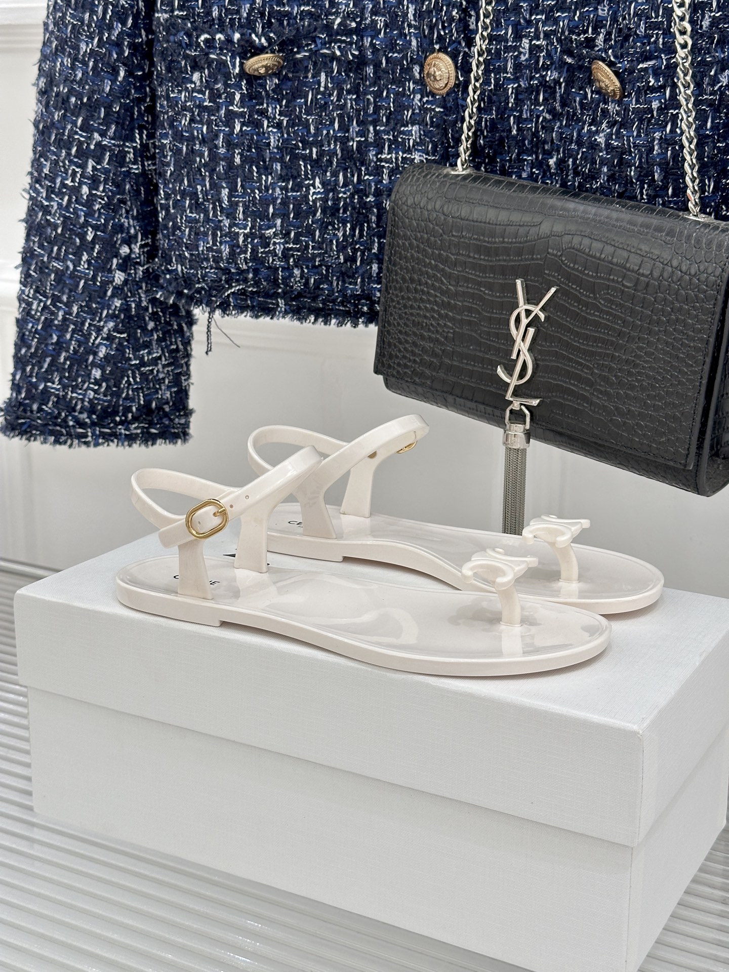 Celine/赛琳26WF新品凯旋门果冻夹脚凉鞋将法式松弛感与复古经典完美融合成为夏日不可或缺的时尚单品