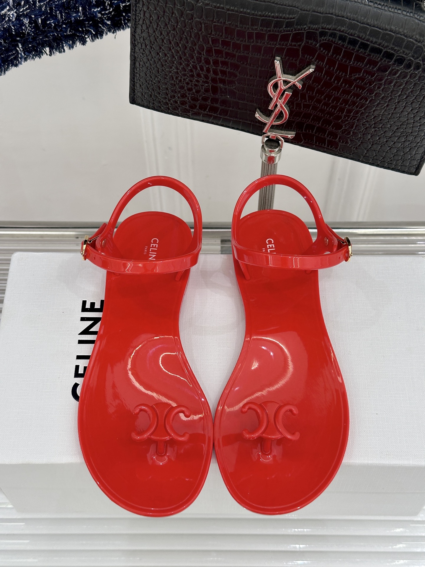 Celine/赛琳26WF新品凯旋门果冻夹脚凉鞋将法式松弛感与复古经典完美融合成为夏日不可或缺的时尚单品