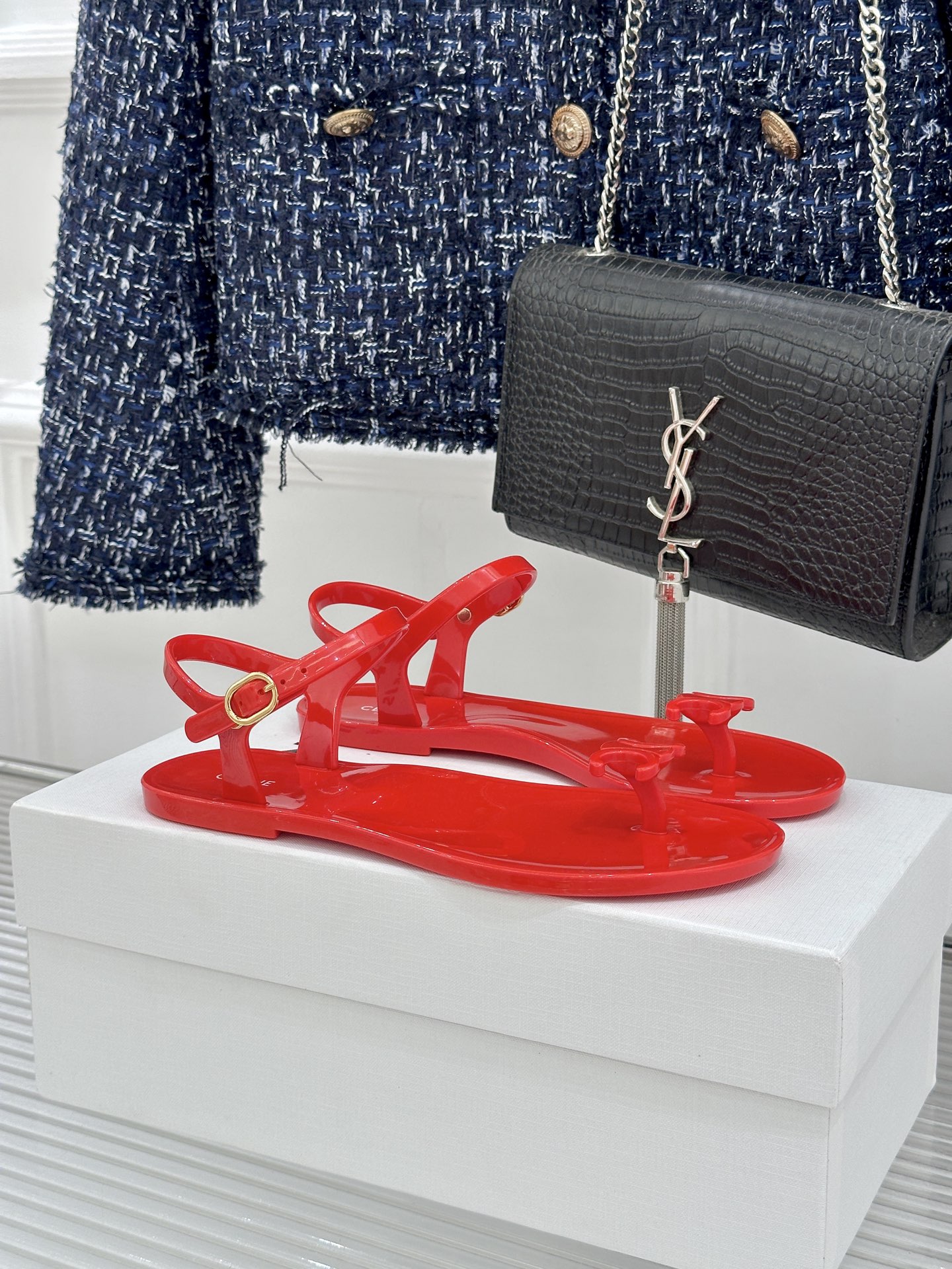 Celine/赛琳26WF新品凯旋门果冻夹脚凉鞋将法式松弛感与复古经典完美融合成为夏日不可或缺的时尚单品