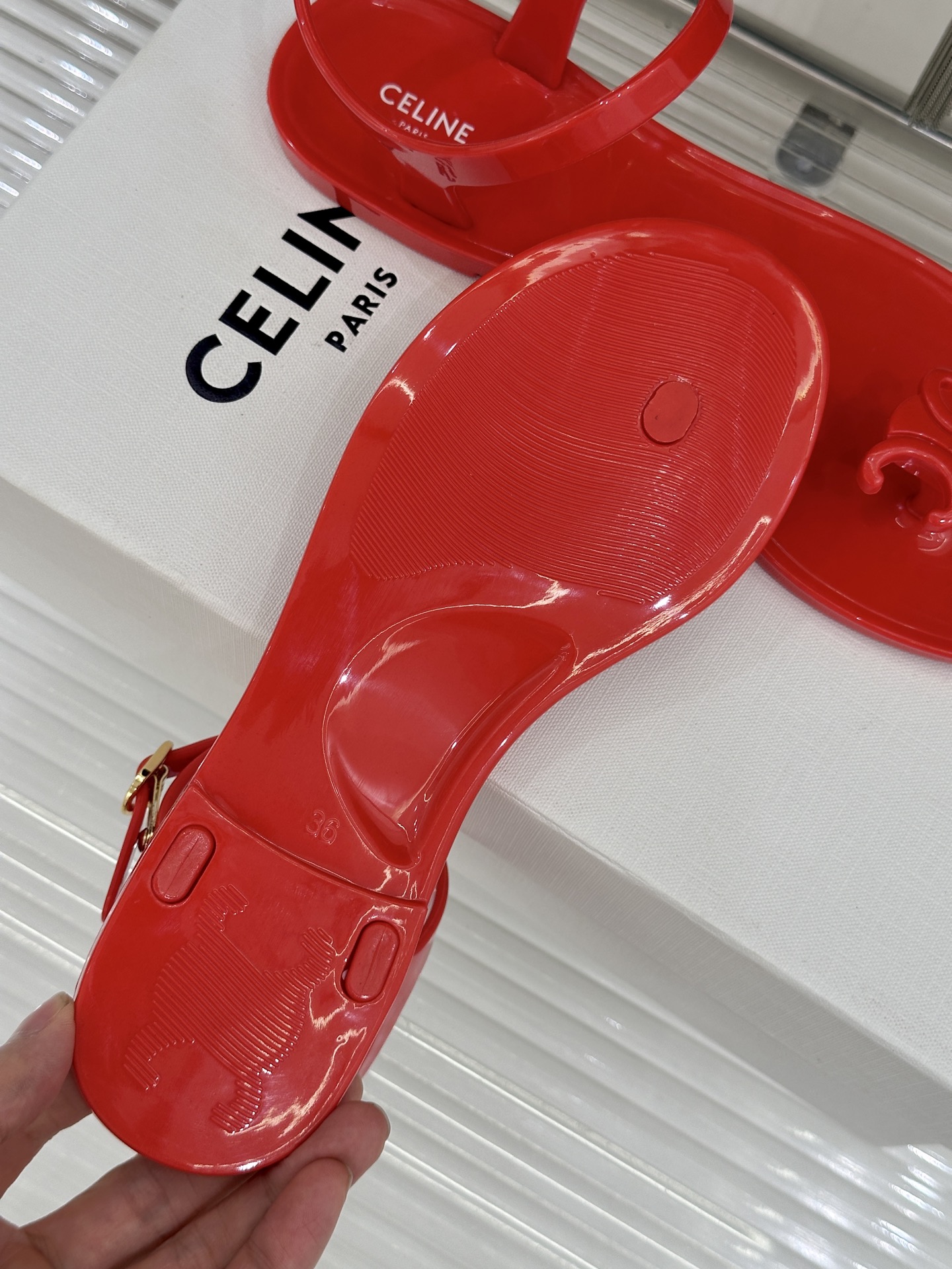 Celine/赛琳26WF新品凯旋门果冻夹脚凉鞋将法式松弛感与复古经典完美融合成为夏日不可或缺的时尚单品