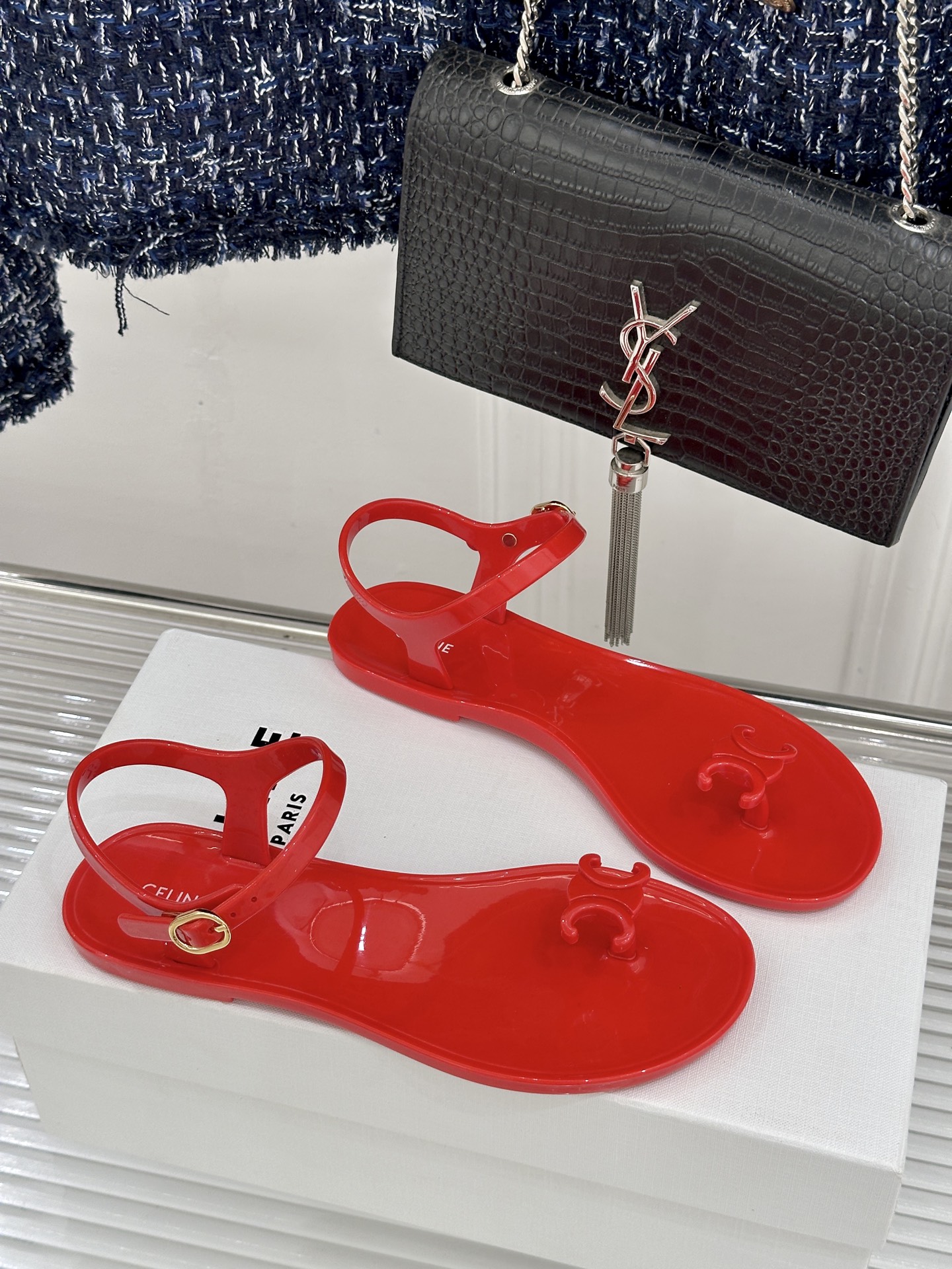 Celine/赛琳26WF新品凯旋门果冻夹脚凉鞋将法式松弛感与复古经典完美融合成为夏日不可或缺的时尚单品
