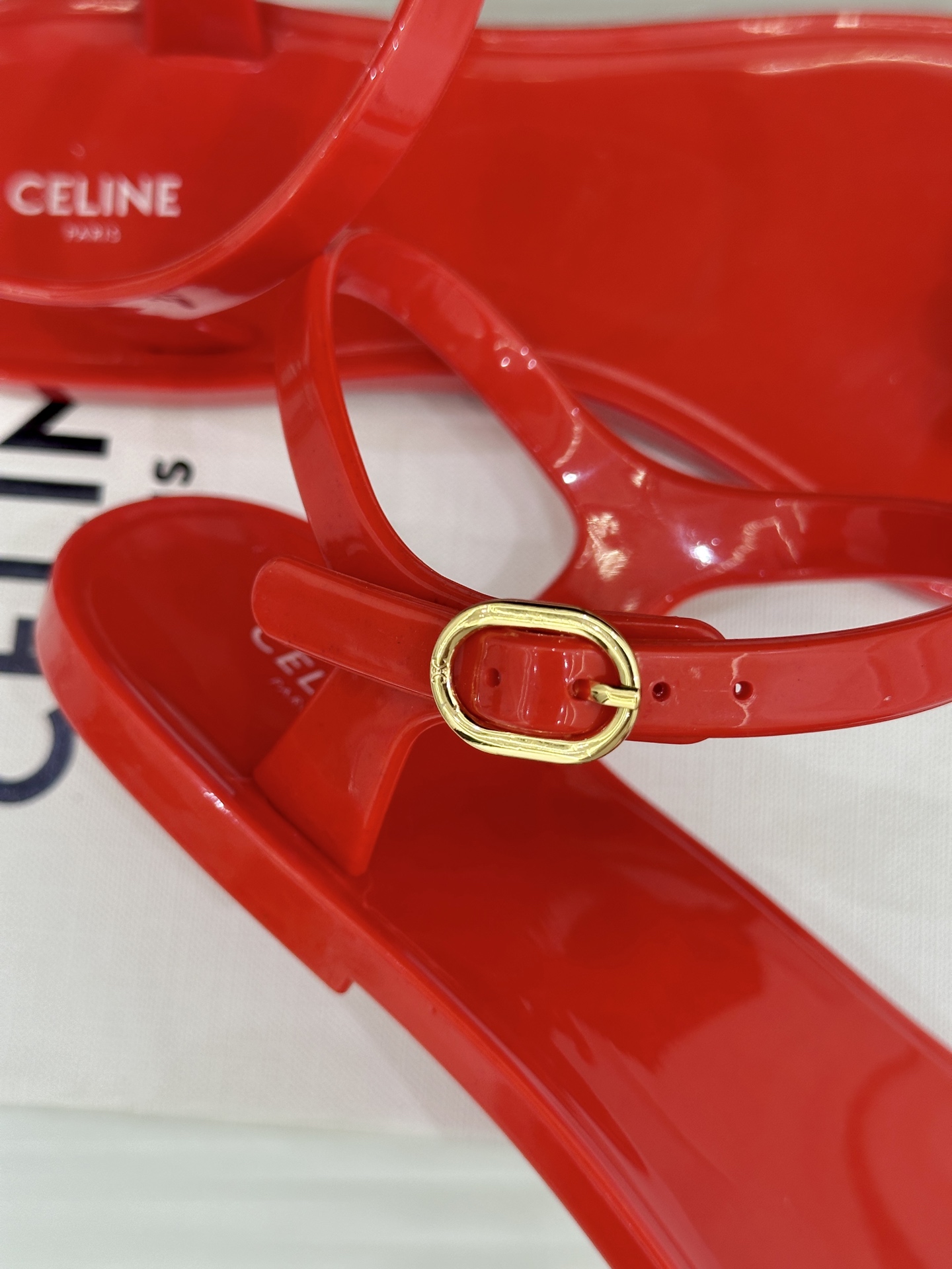 Celine/赛琳26WF新品凯旋门果冻夹脚凉鞋将法式松弛感与复古经典完美融合成为夏日不可或缺的时尚单品