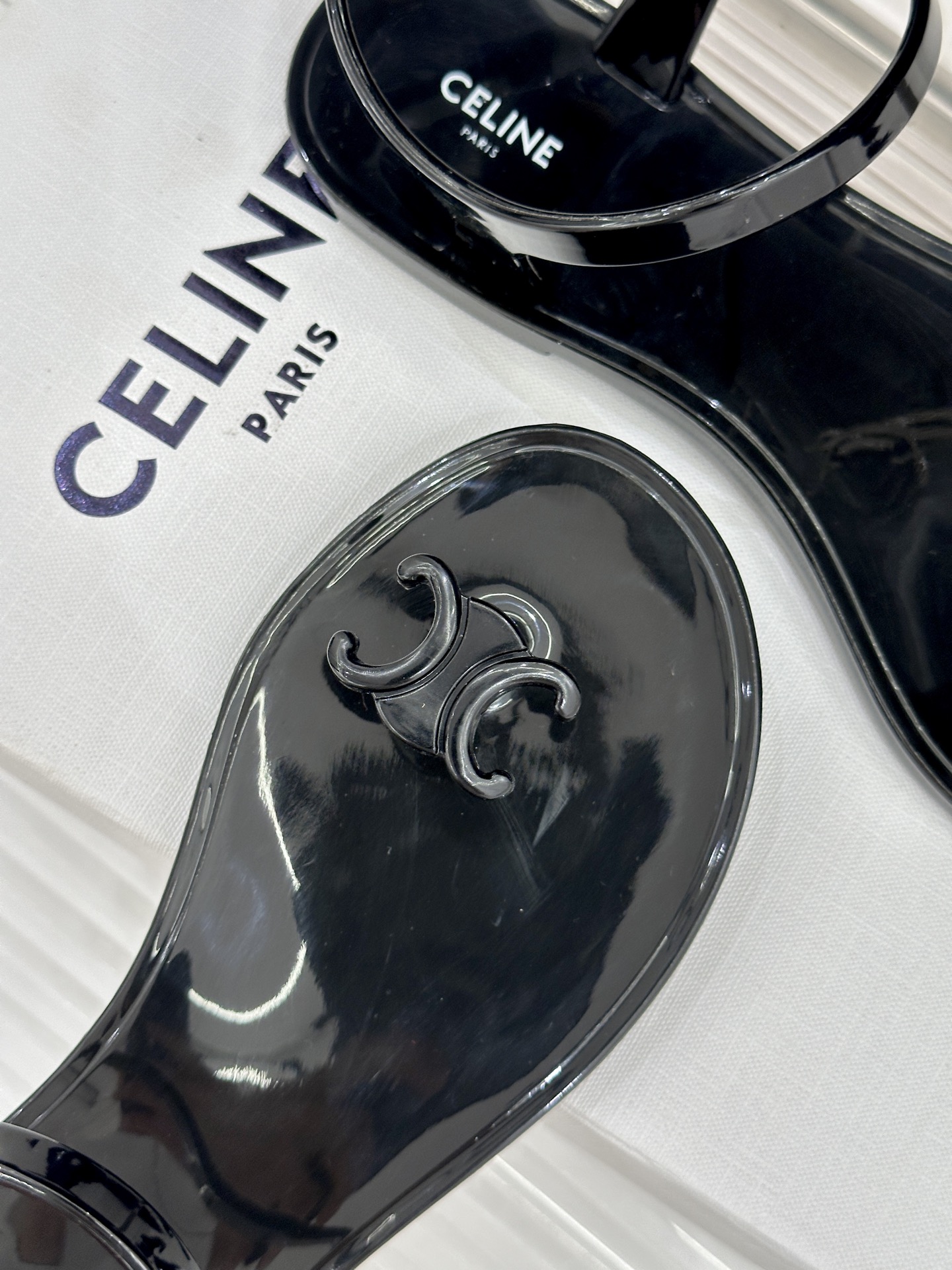 Celine/赛琳26WF新品凯旋门果冻夹脚凉鞋将法式松弛感与复古经典完美融合成为夏日不可或缺的时尚单品