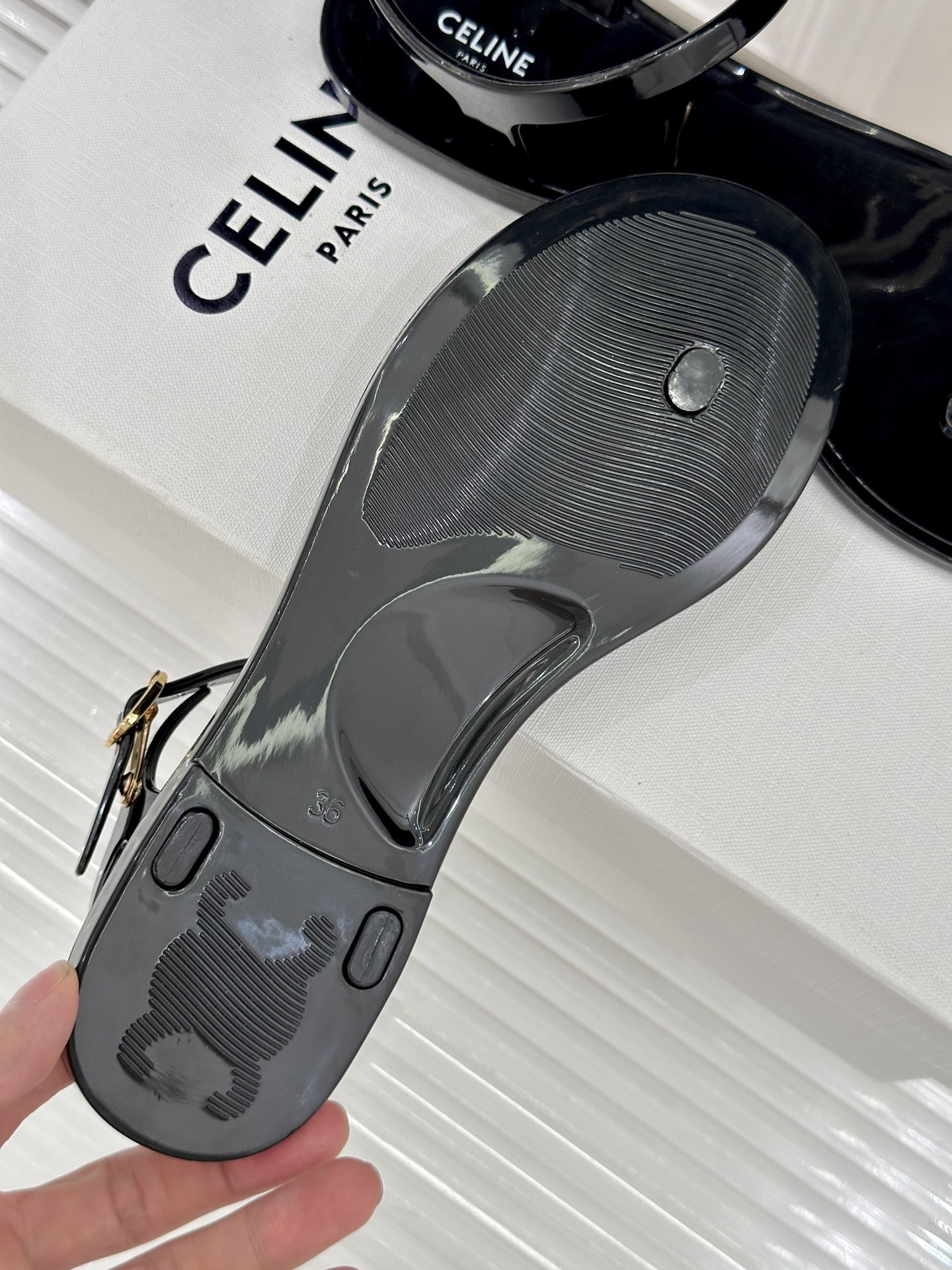 Celine/赛琳26WF新品凯旋门果冻夹脚凉鞋将法式松弛感与复古经典完美融合成为夏日不可或缺的时尚单品