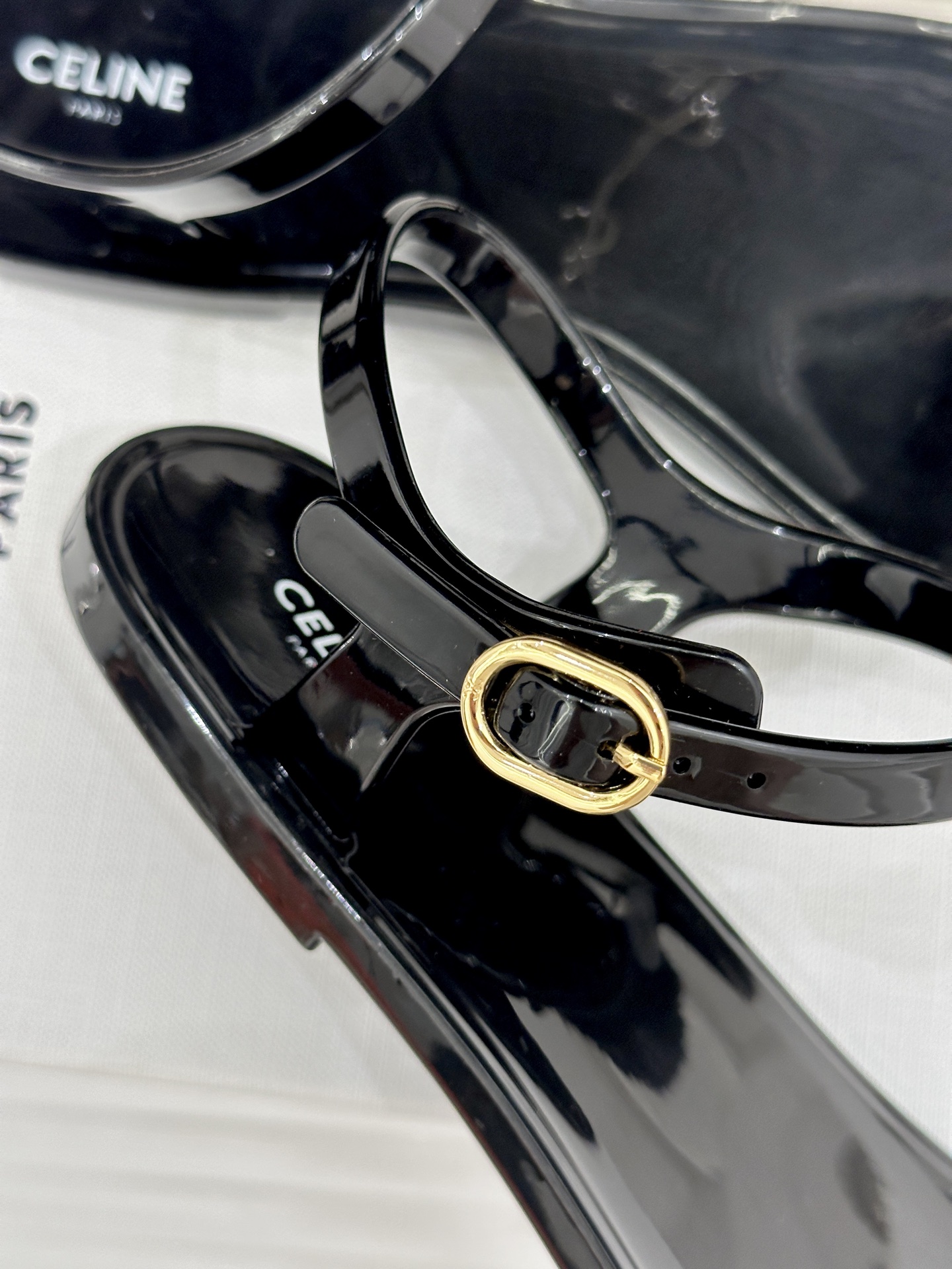 Celine/赛琳26WF新品凯旋门果冻夹脚凉鞋将法式松弛感与复古经典完美融合成为夏日不可或缺的时尚单品