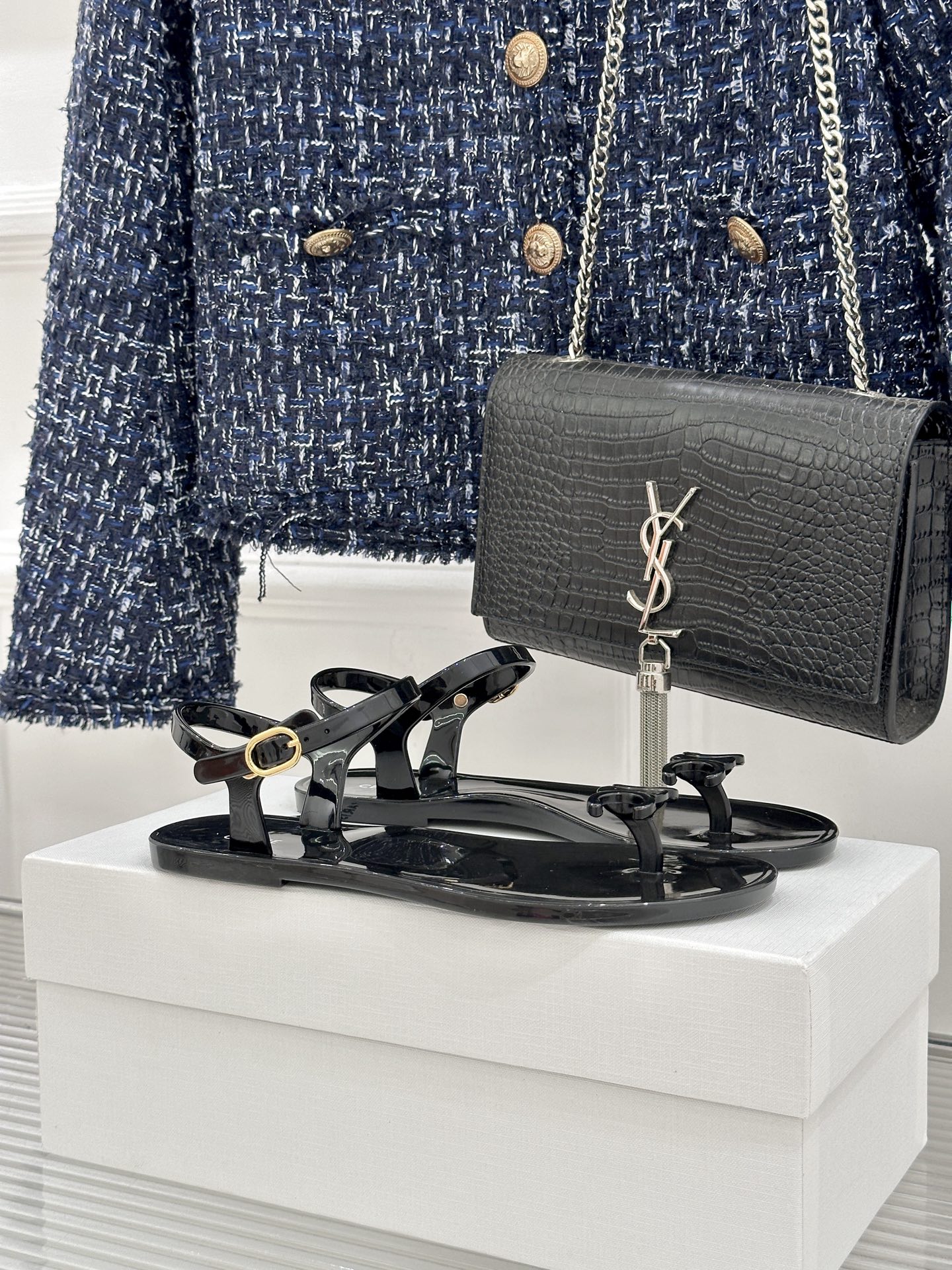 Celine/赛琳26WF新品凯旋门果冻夹脚凉鞋将法式松弛感与复古经典完美融合成为夏日不可或缺的时尚单品