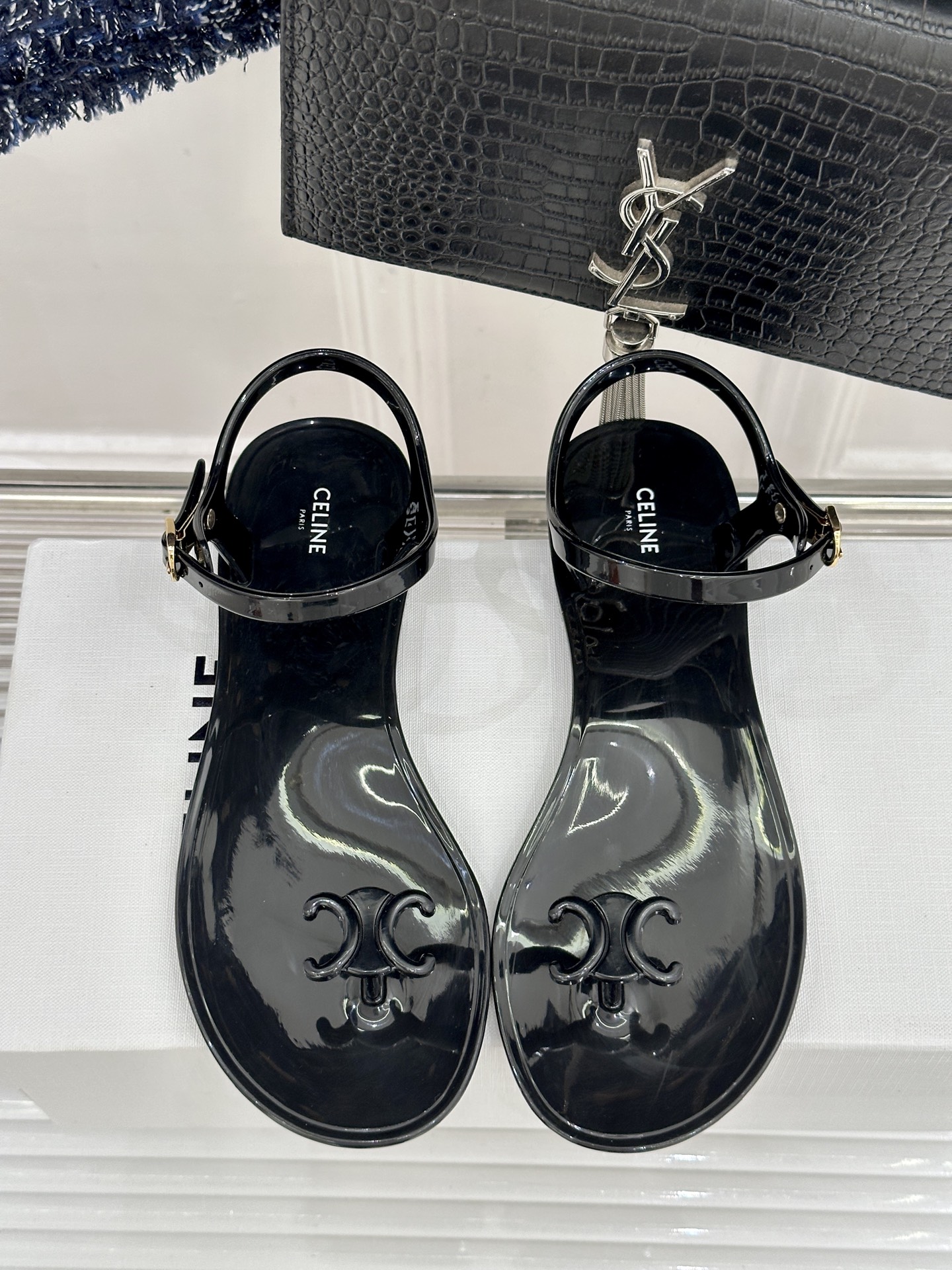 Celine/赛琳26WF新品凯旋门果冻夹脚凉鞋将法式松弛感与复古经典完美融合成为夏日不可或缺的时尚单品