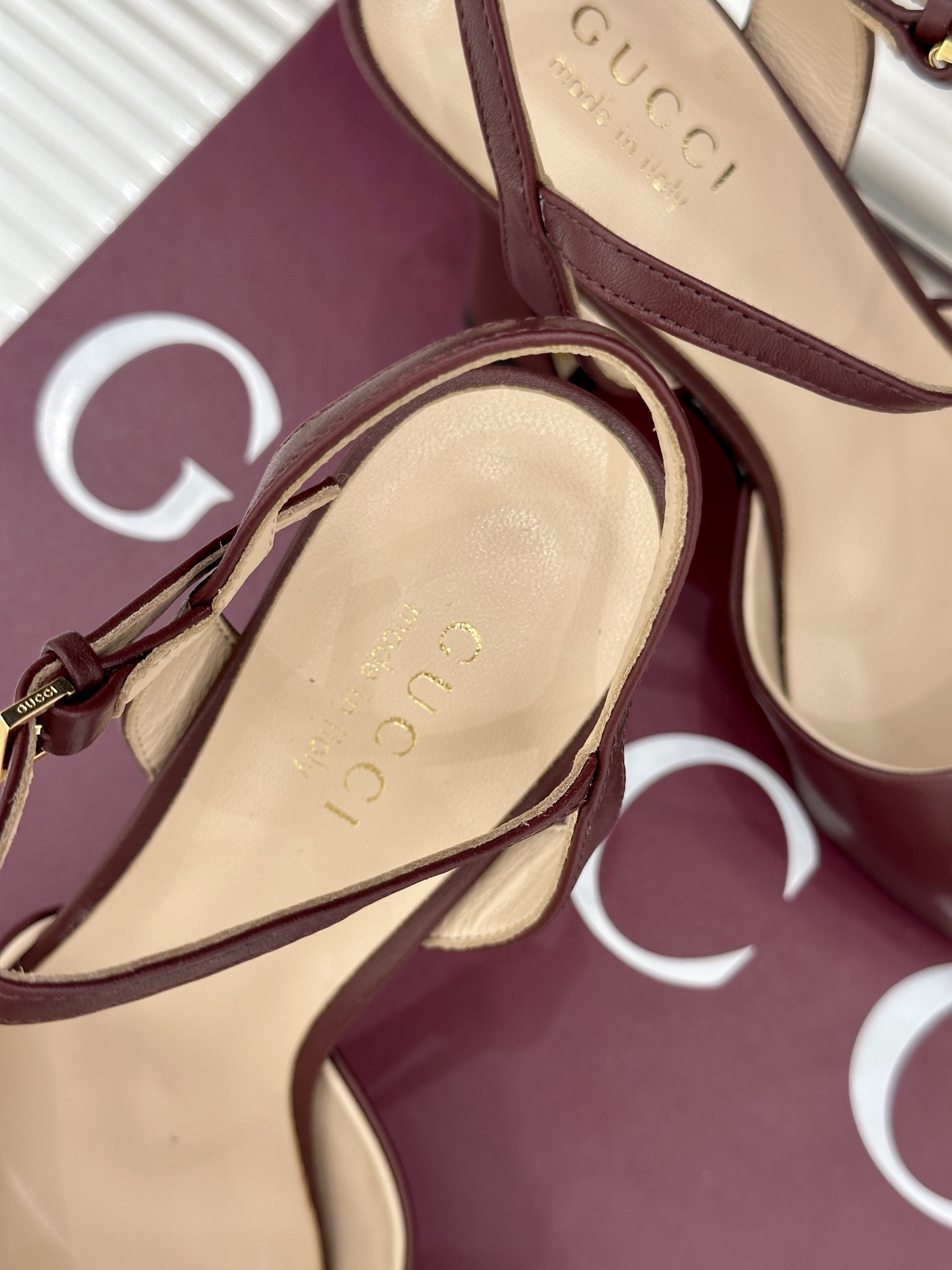 Gucci/古驰26WF新品马衔扣鱼嘴防水台细跟高跟凉鞋演绎复古奢华与现代气场的融合之作。标志性金属马衔