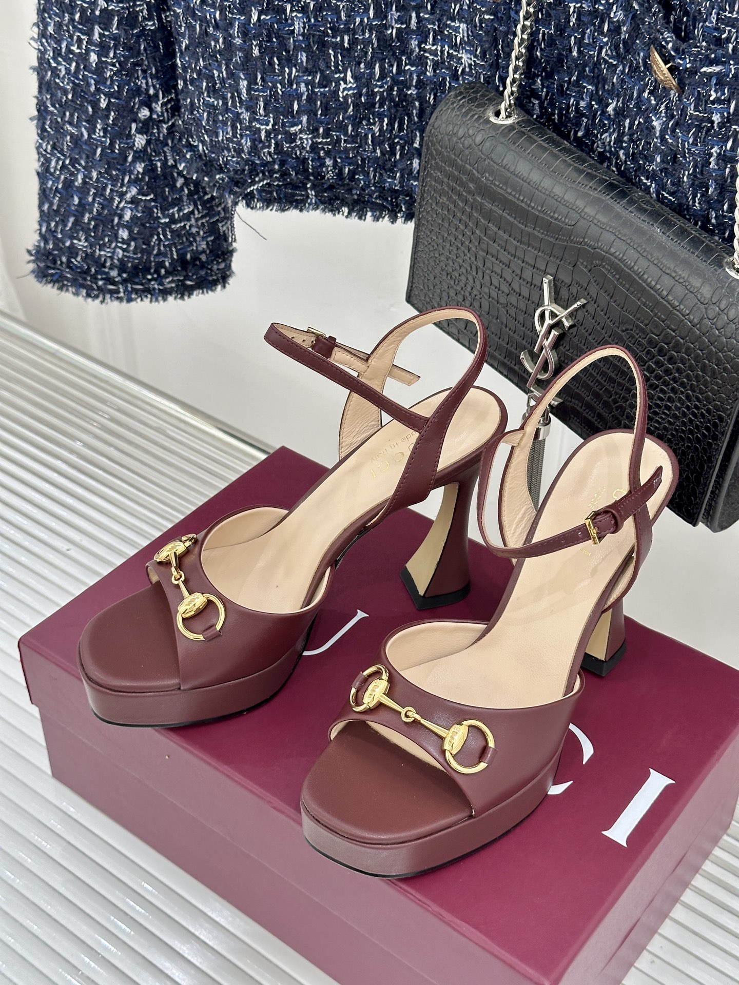 Gucci/古驰26WF新品马衔扣鱼嘴防水台细跟高跟凉鞋演绎复古奢华与现代气场的融合之作。标志性金属马衔