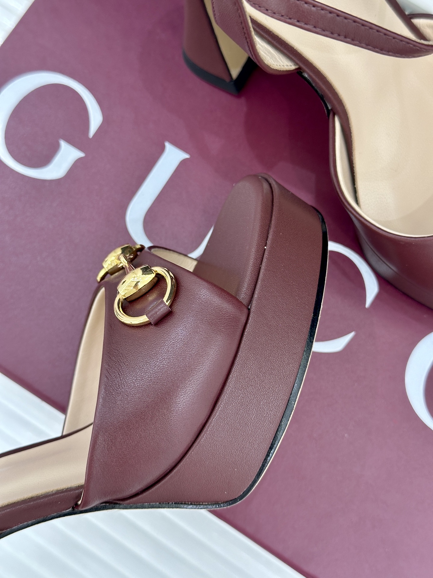 Gucci/古驰26WF新品马衔扣鱼嘴防水台细跟高跟凉鞋演绎复古奢华与现代气场的融合之作。标志性金属马衔