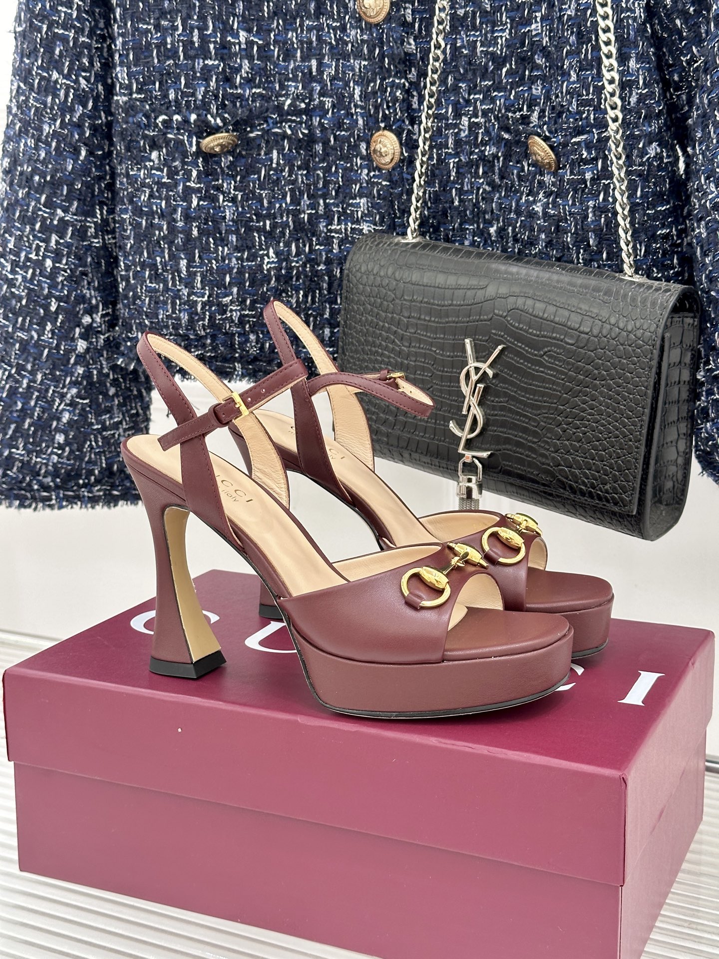 Gucci/古驰26WF新品马衔扣鱼嘴防水台细跟高跟凉鞋演绎复古奢华与现代气场的融合之作。标志性金属马衔