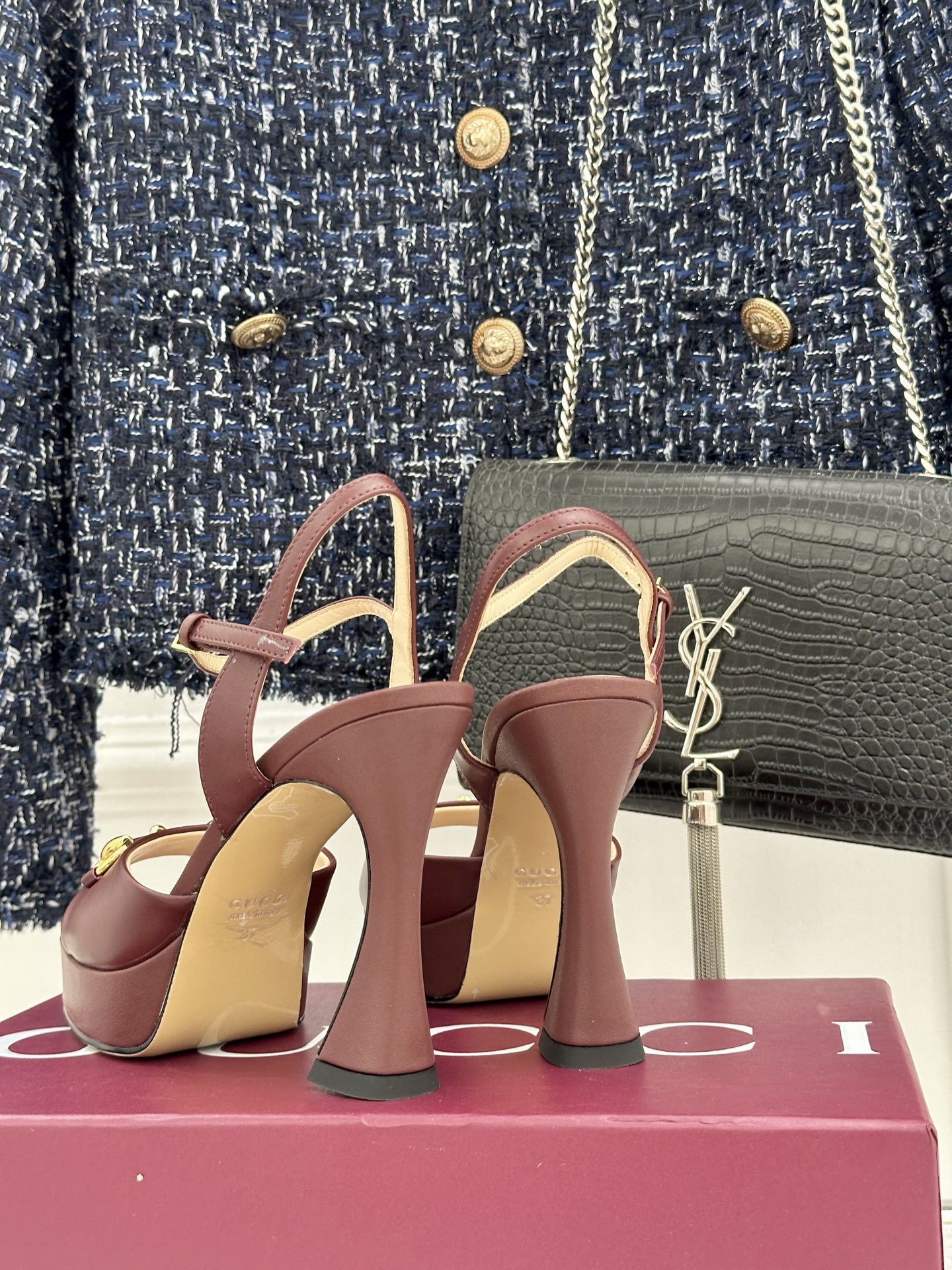 Gucci/古驰26WF新品马衔扣鱼嘴防水台细跟高跟凉鞋演绎复古奢华与现代气场的融合之作。标志性金属马衔