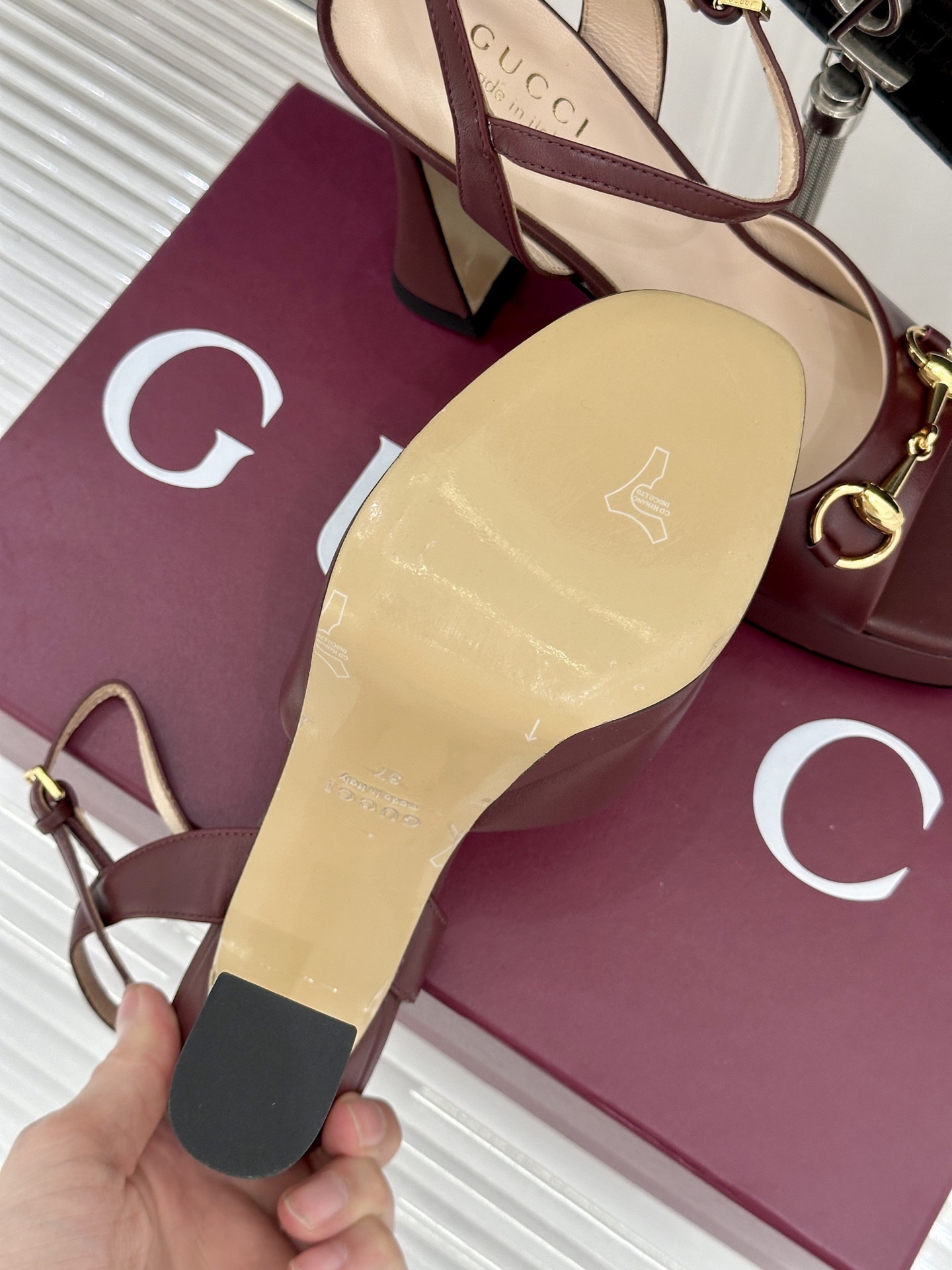 Gucci/古驰26WF新品马衔扣鱼嘴防水台细跟高跟凉鞋演绎复古奢华与现代气场的融合之作。标志性金属马衔