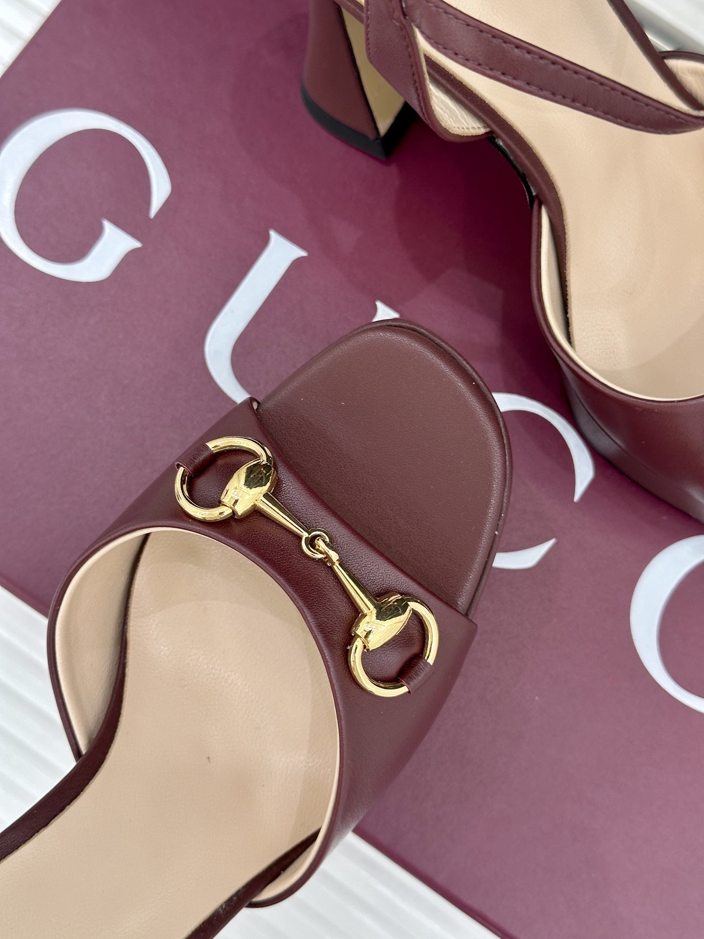 Gucci/古驰26WF新品马衔扣鱼嘴防水台细跟高跟凉鞋演绎复古奢华与现代气场的融合之作。标志性金属马衔