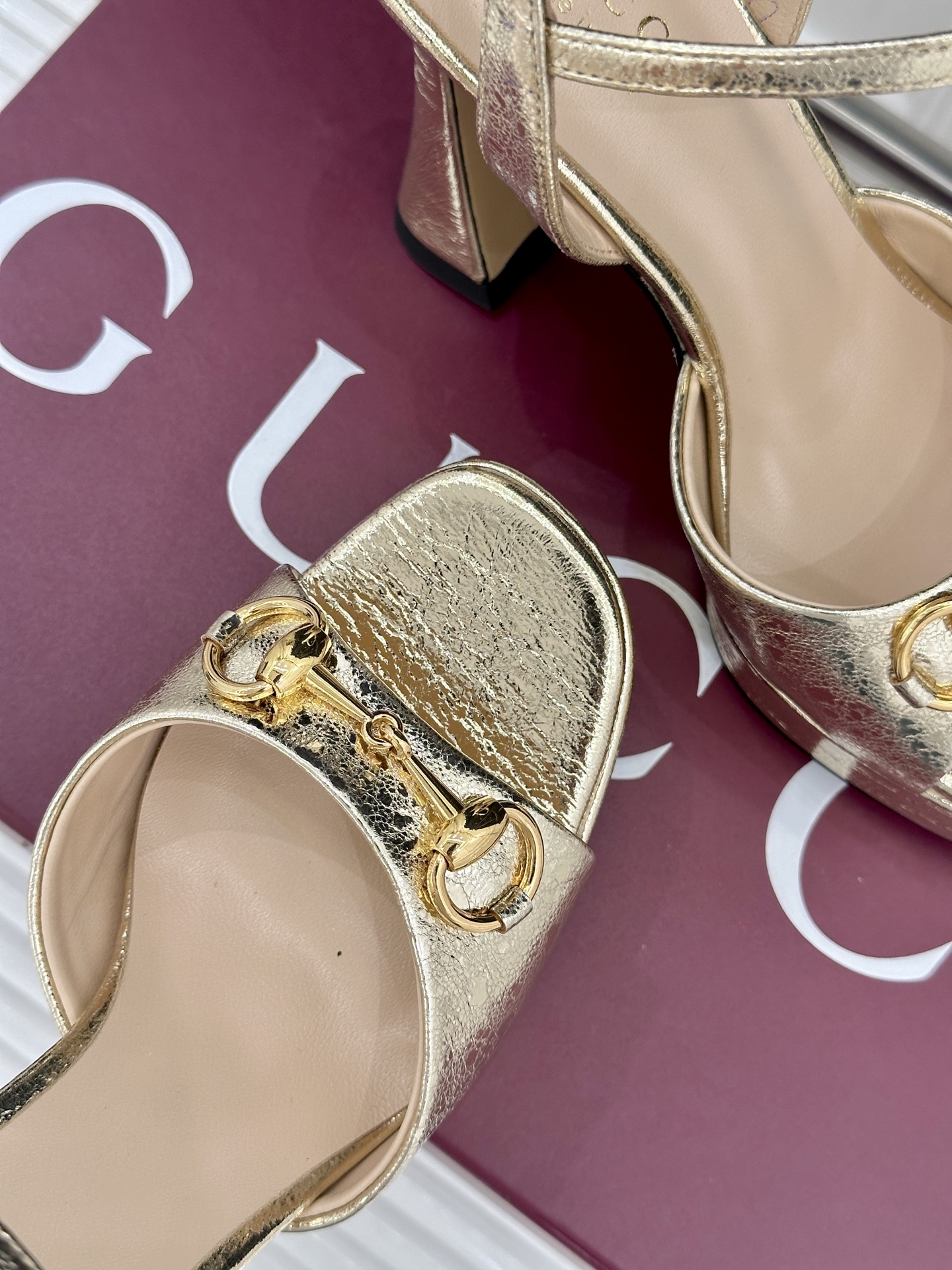 Gucci/古驰26WF新品马衔扣鱼嘴防水台细跟高跟凉鞋演绎复古奢华与现代气场的融合之作。标志性金属马衔