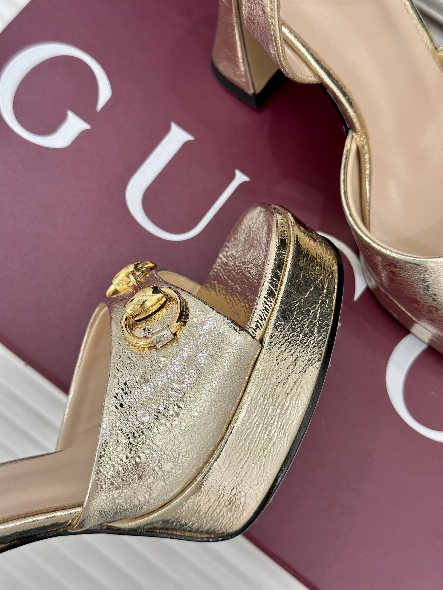 Gucci/古驰26WF新品马衔扣鱼嘴防水台细跟高跟凉鞋演绎复古奢华与现代气场的融合之作。标志性金属马衔