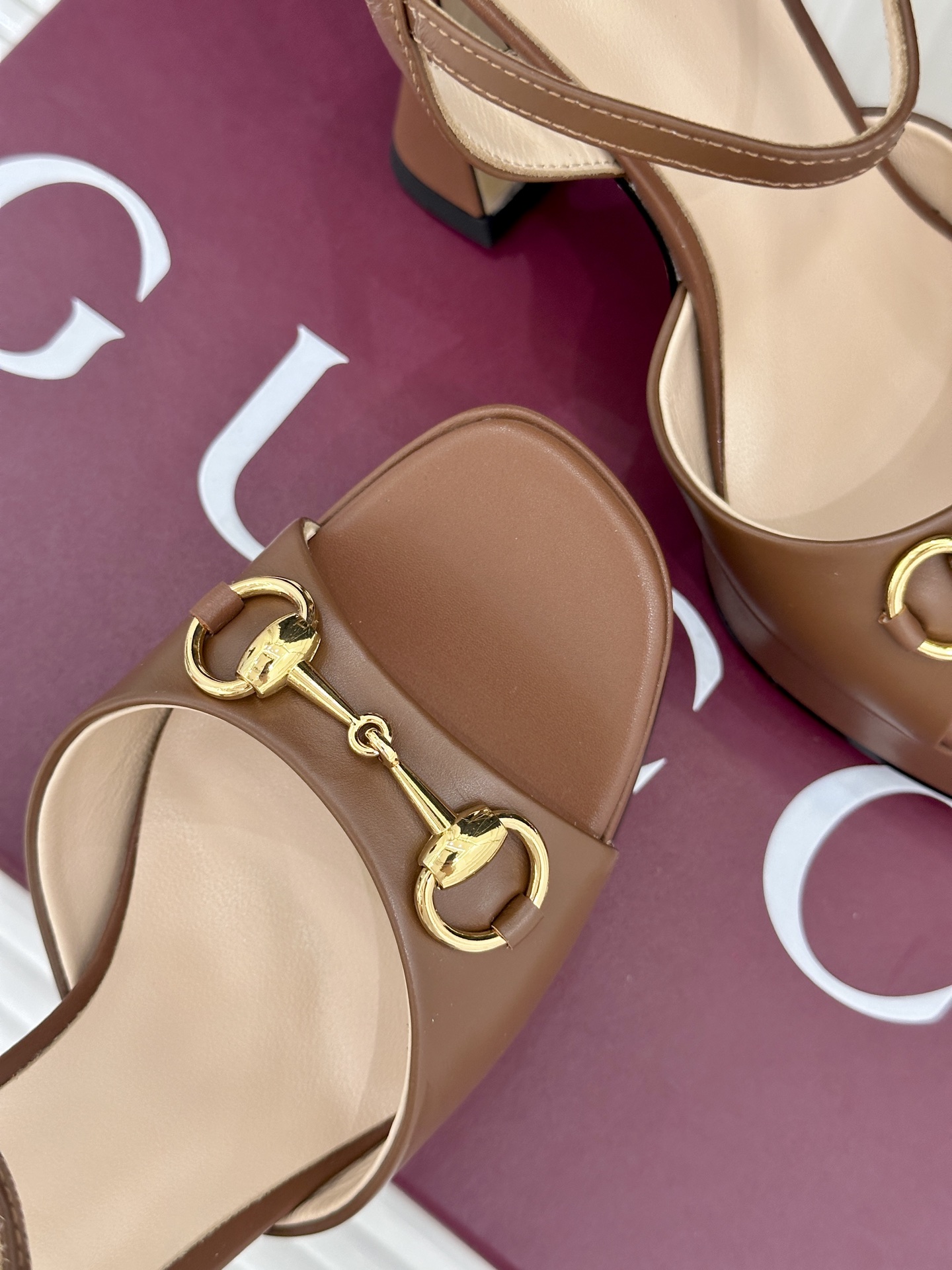 Gucci/古驰26WF新品马衔扣鱼嘴防水台细跟高跟凉鞋演绎复古奢华与现代气场的融合之作。标志性金属马衔