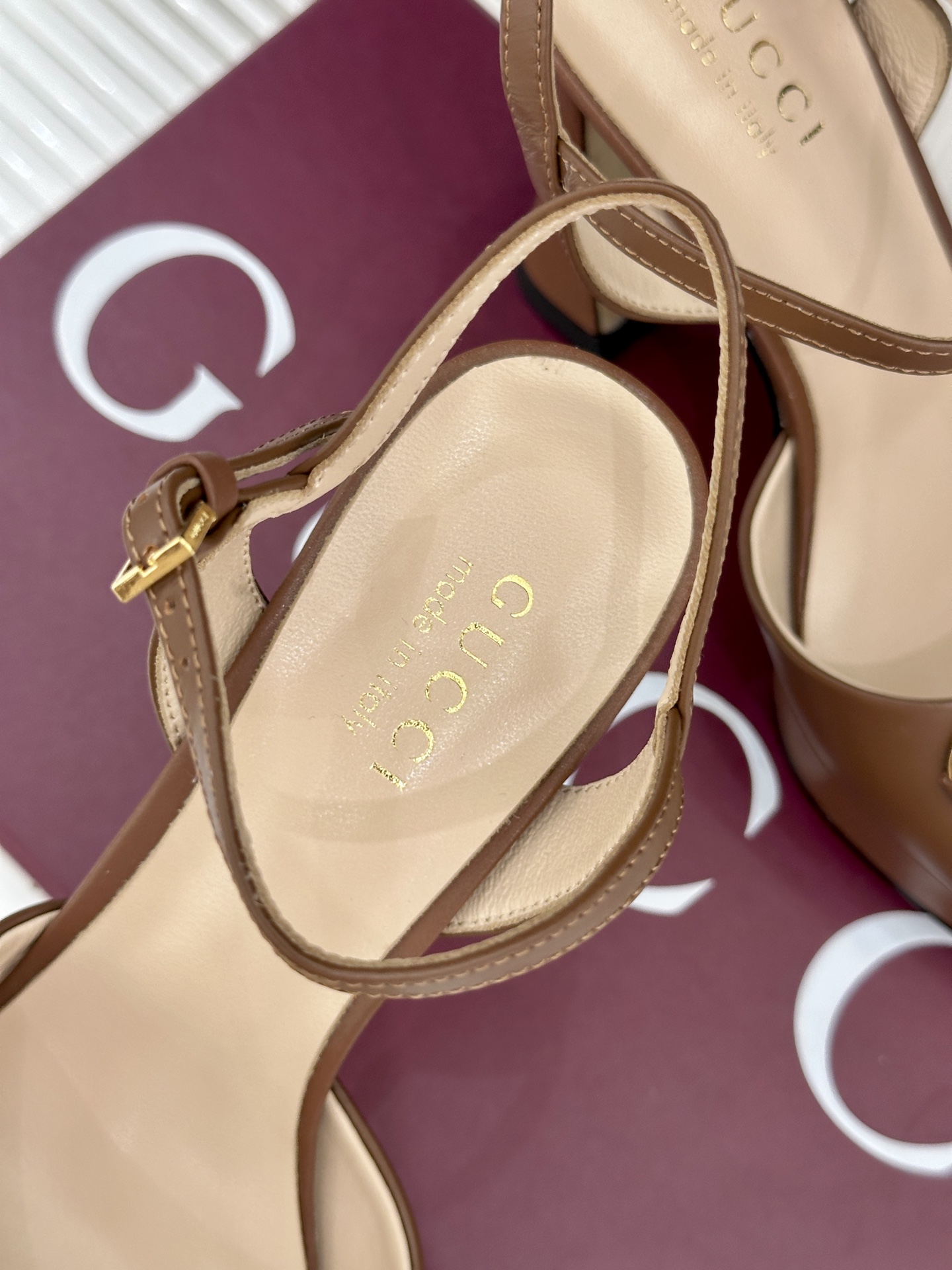 Gucci/古驰26WF新品马衔扣鱼嘴防水台细跟高跟凉鞋演绎复古奢华与现代气场的融合之作。标志性金属马衔