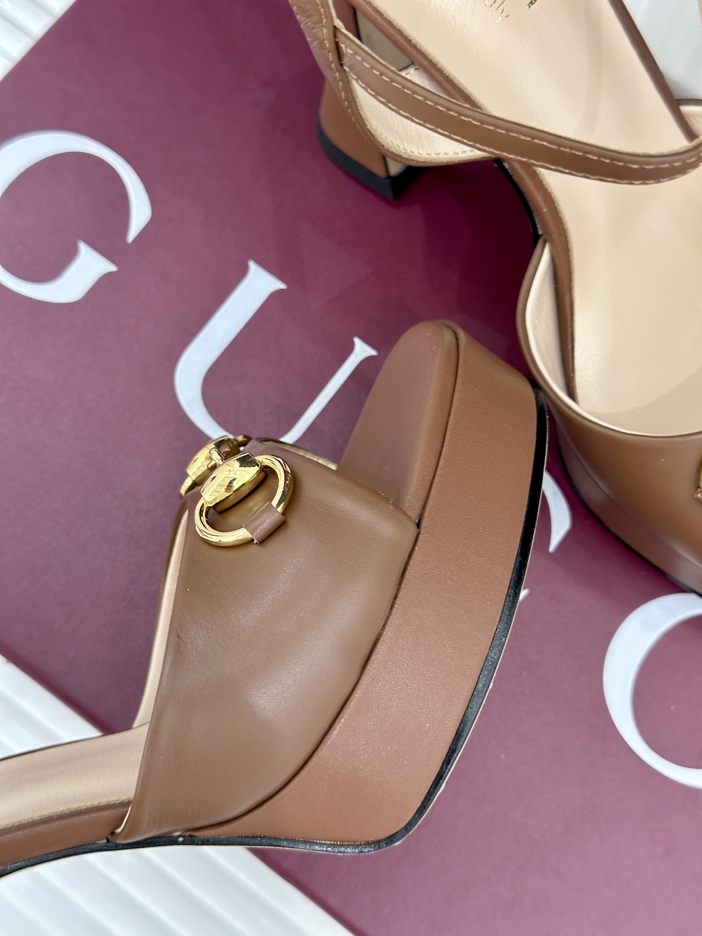 Gucci/古驰26WF新品马衔扣鱼嘴防水台细跟高跟凉鞋演绎复古奢华与现代气场的融合之作。标志性金属马衔