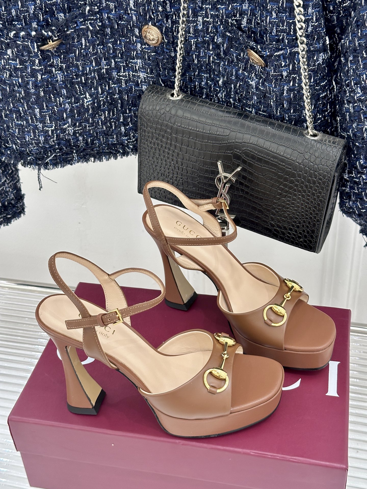 Gucci/古驰26WF新品马衔扣鱼嘴防水台细跟高跟凉鞋演绎复古奢华与现代气场的融合之作。标志性金属马衔