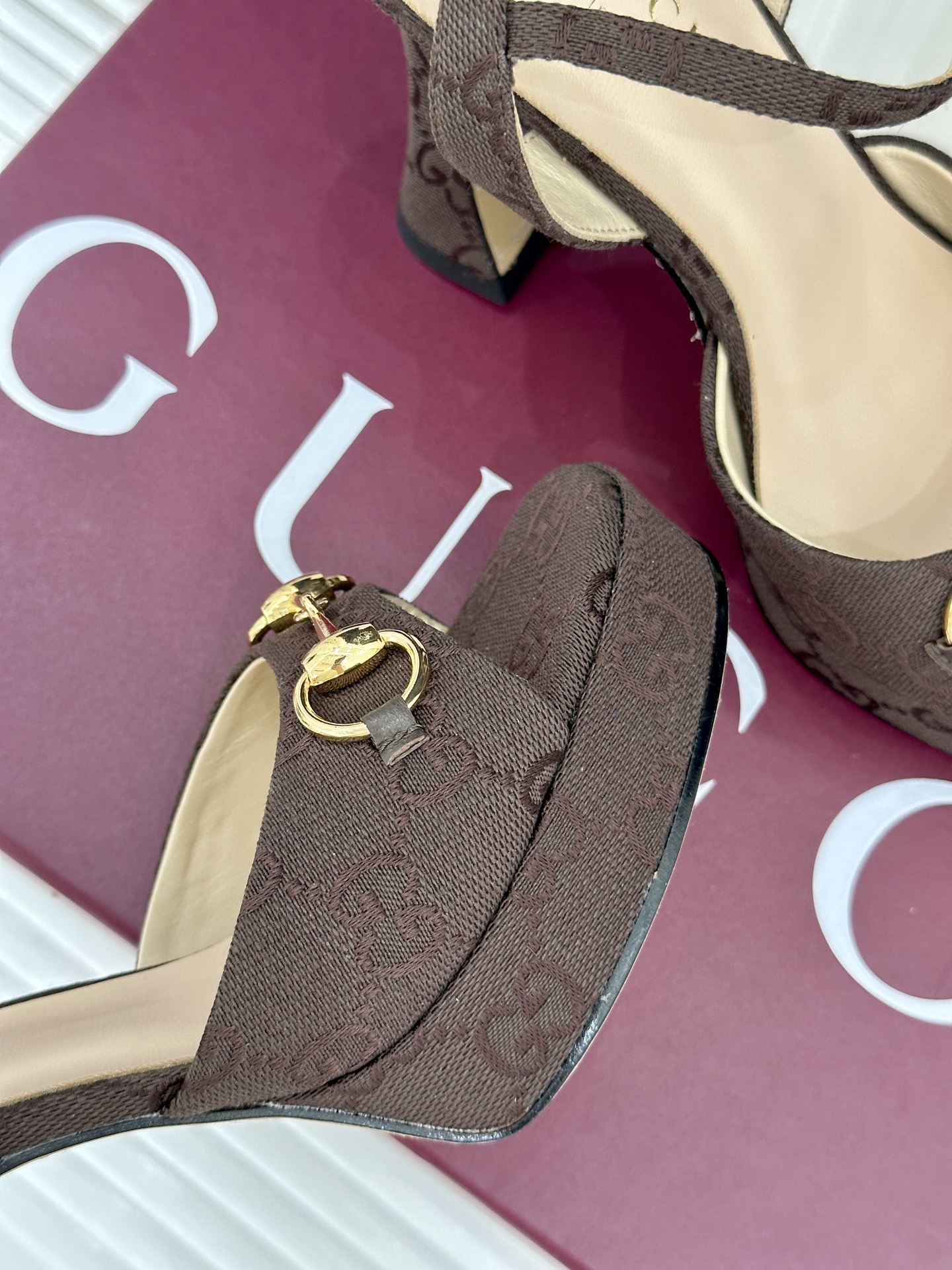 Gucci/古驰26WF新品马衔扣鱼嘴防水台细跟高跟凉鞋演绎复古奢华与现代气场的融合之作。标志性金属马衔