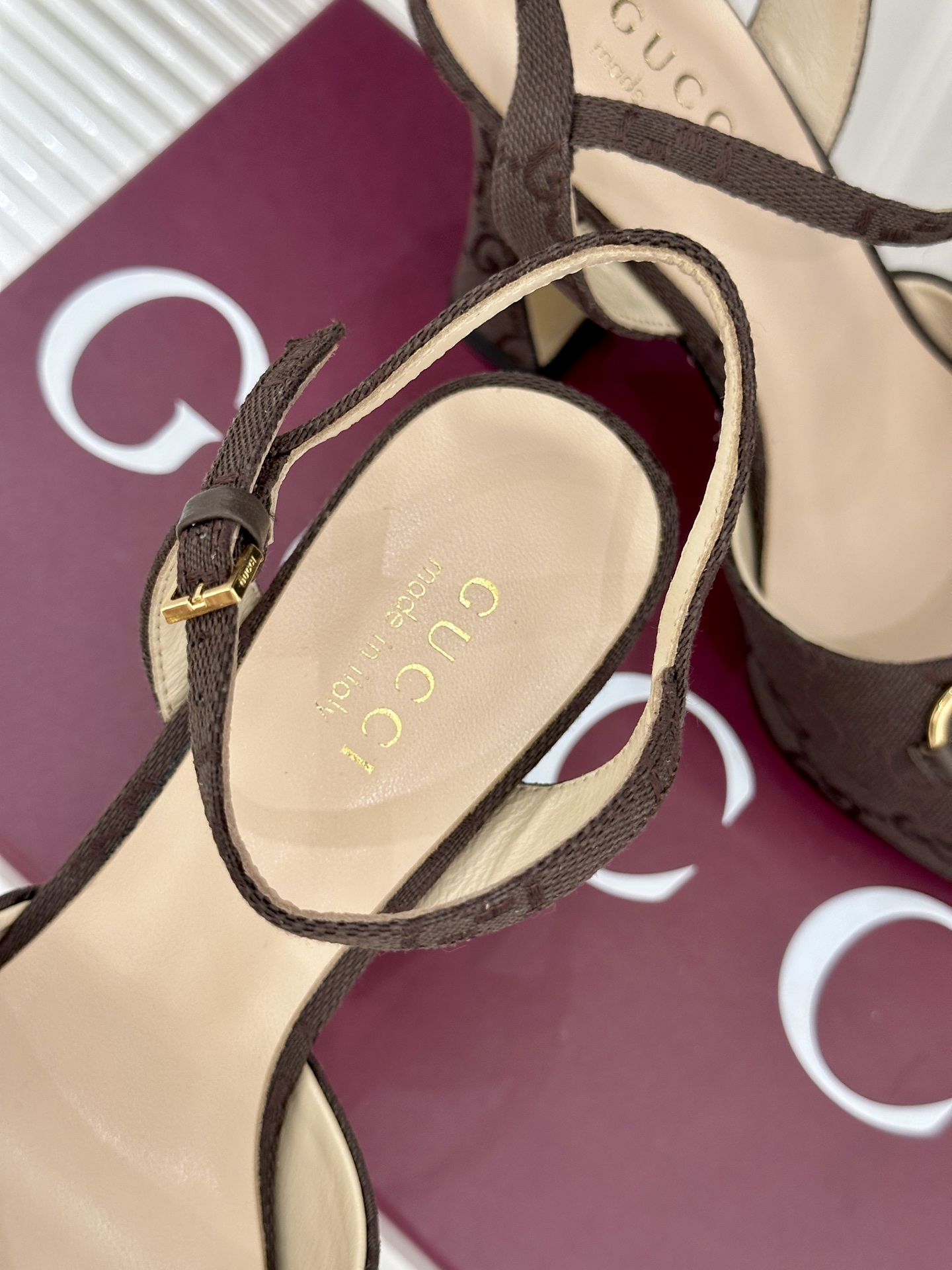 Gucci/古驰26WF新品马衔扣鱼嘴防水台细跟高跟凉鞋演绎复古奢华与现代气场的融合之作。标志性金属马衔