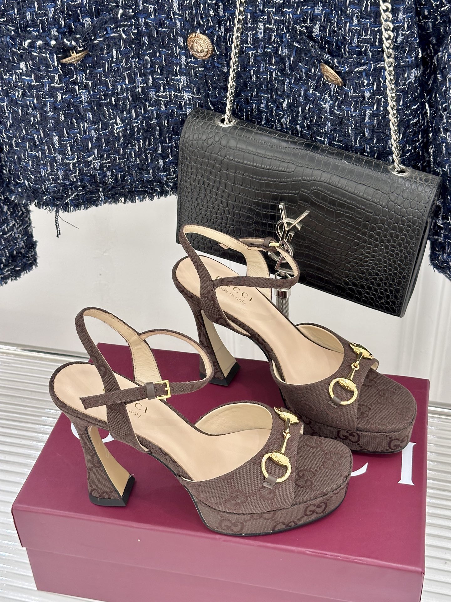 Gucci/古驰26WF新品马衔扣鱼嘴防水台细跟高跟凉鞋演绎复古奢华与现代气场的融合之作。标志性金属马衔