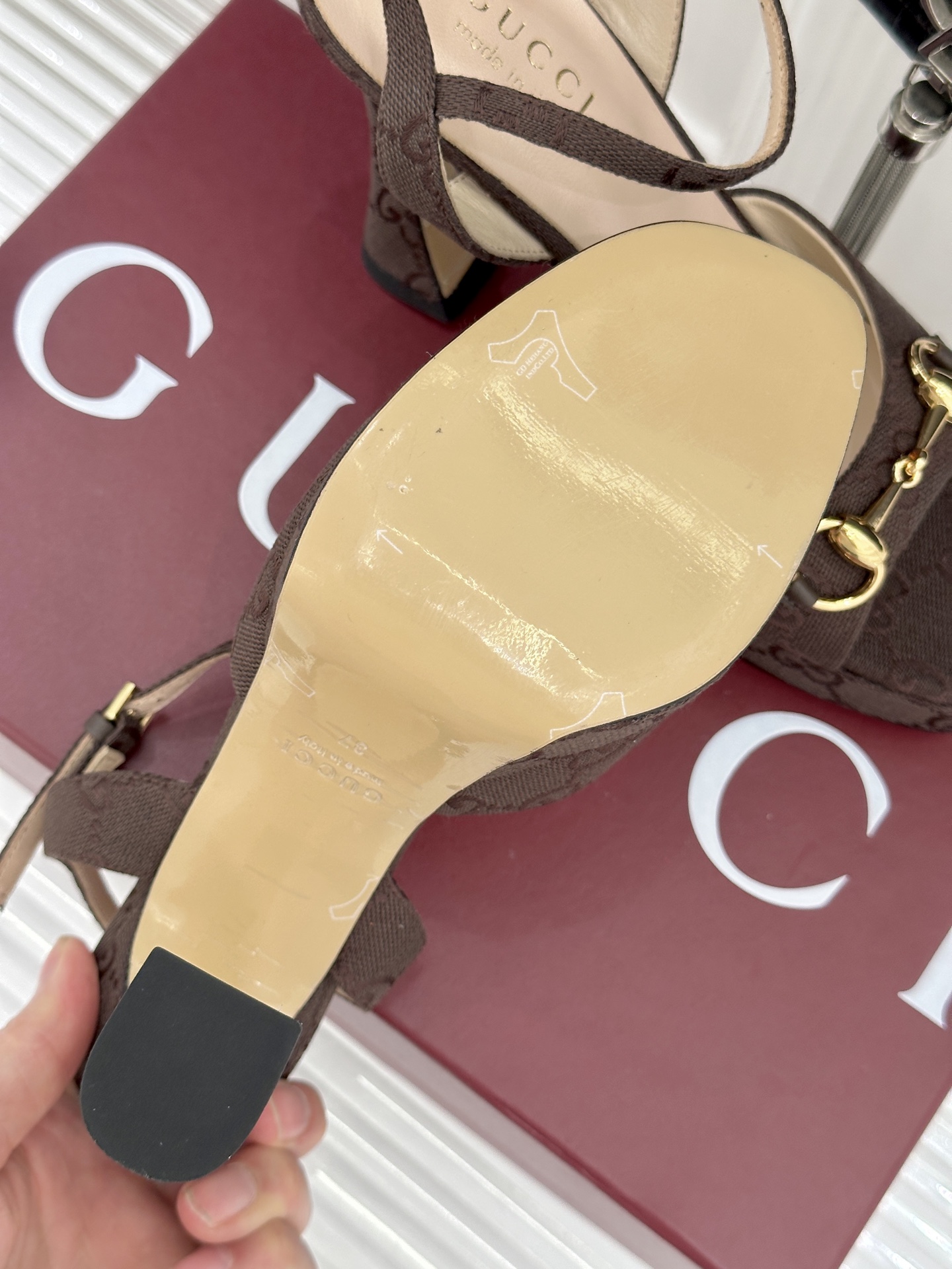 Gucci/古驰26WF新品马衔扣鱼嘴防水台细跟高跟凉鞋演绎复古奢华与现代气场的融合之作。标志性金属马衔