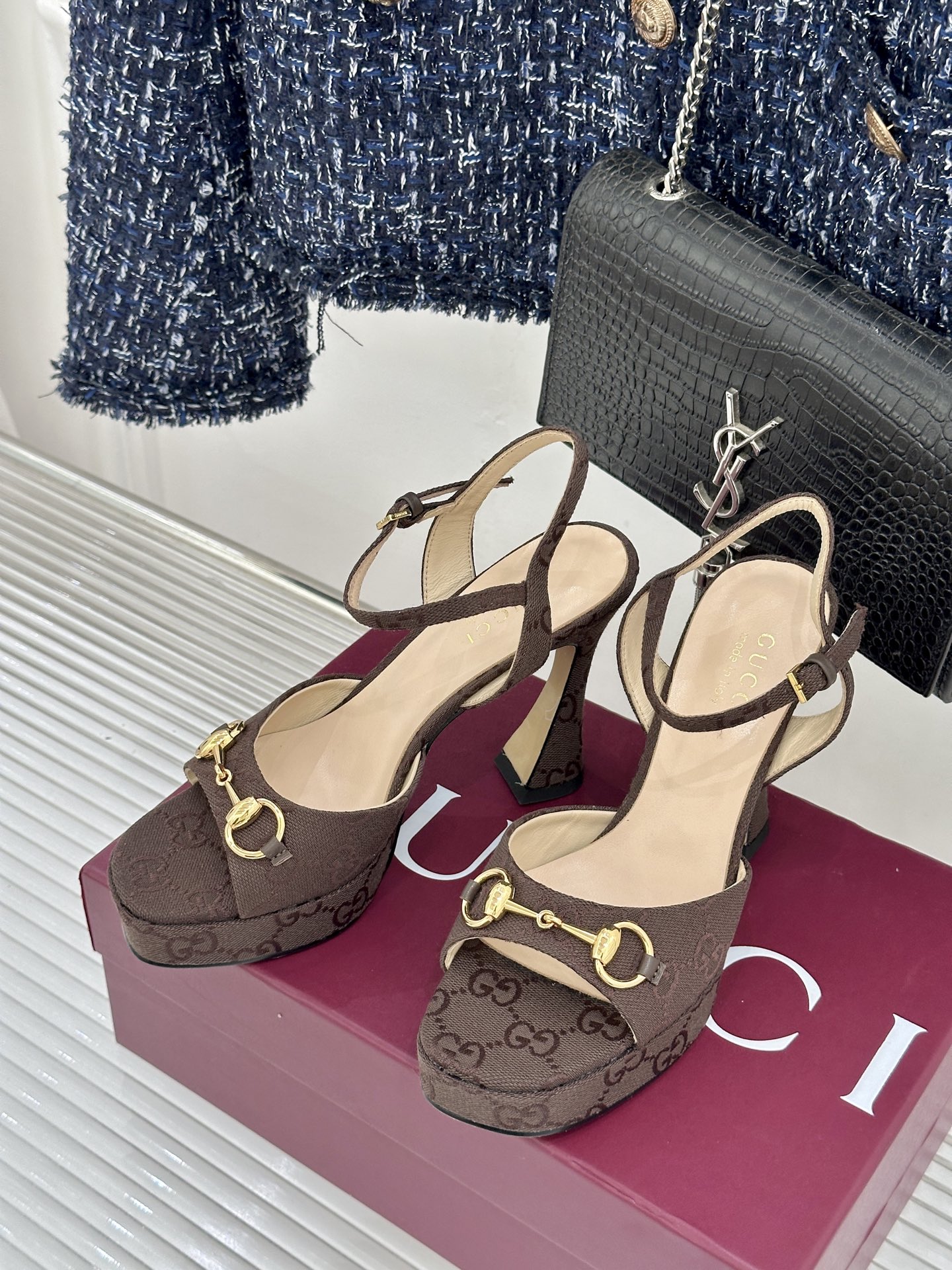 Gucci/古驰26WF新品马衔扣鱼嘴防水台细跟高跟凉鞋演绎复古奢华与现代气场的融合之作。标志性金属马衔