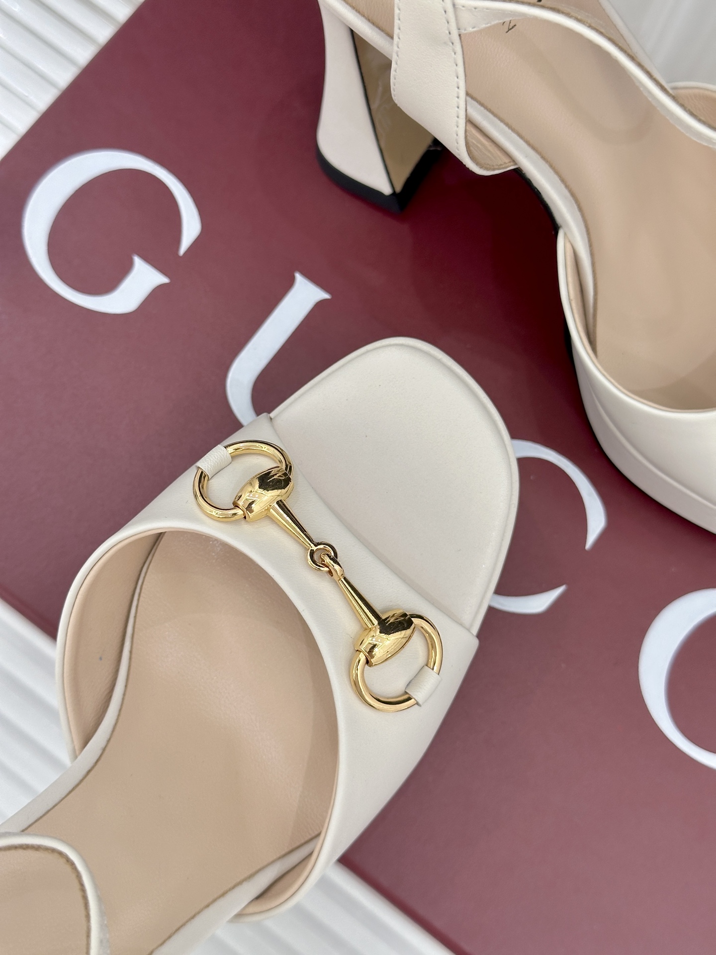 Gucci/古驰26WF新品马衔扣鱼嘴防水台细跟高跟凉鞋演绎复古奢华与现代气场的融合之作。标志性金属马衔