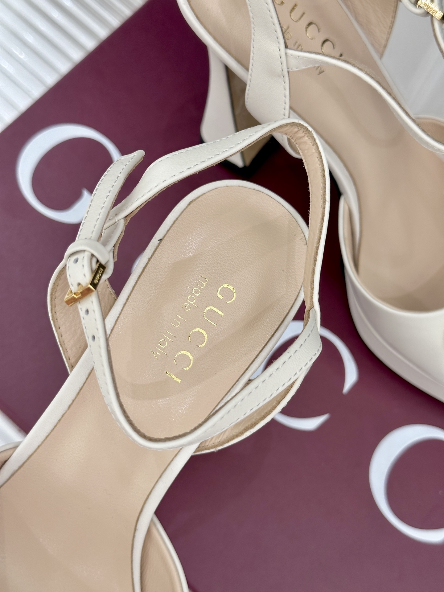 Gucci/古驰26WF新品马衔扣鱼嘴防水台细跟高跟凉鞋演绎复古奢华与现代气场的融合之作。标志性金属马衔