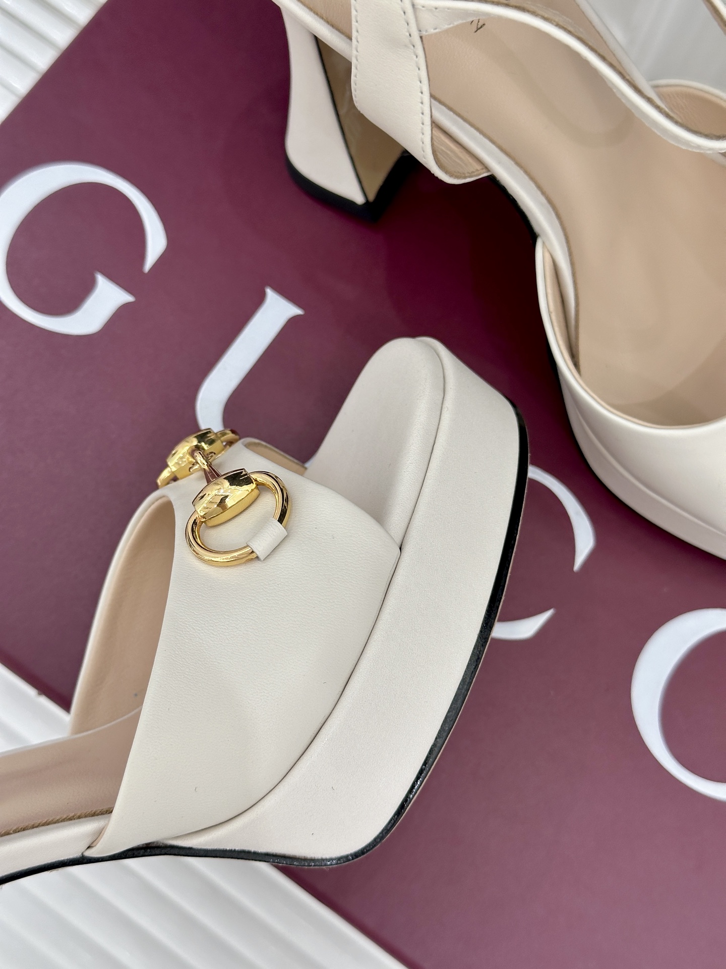 Gucci/古驰26WF新品马衔扣鱼嘴防水台细跟高跟凉鞋演绎复古奢华与现代气场的融合之作。标志性金属马衔