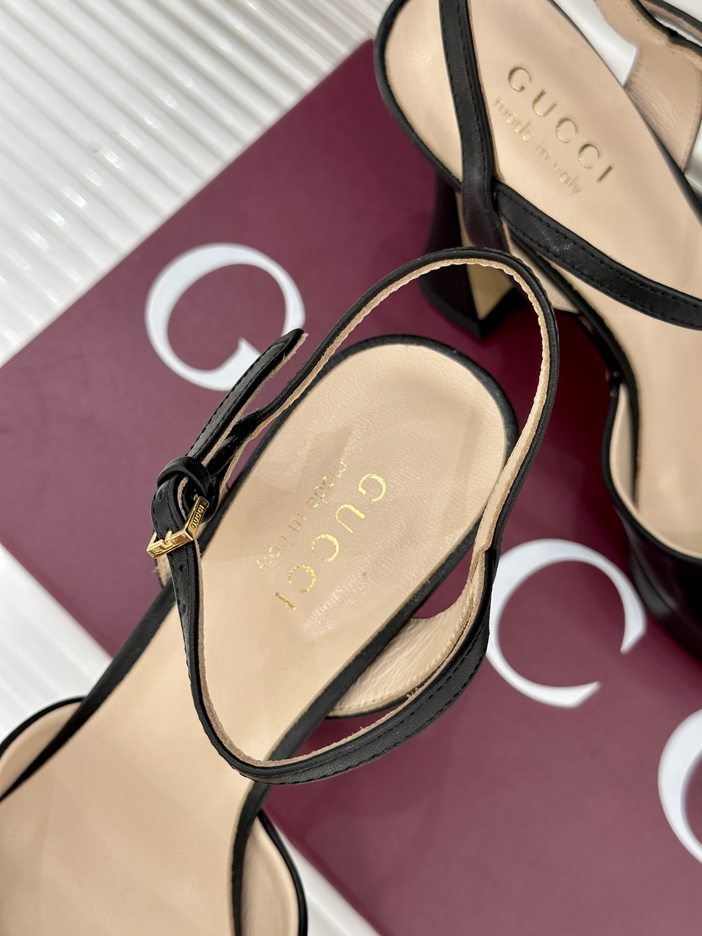 Gucci/古驰26WF新品马衔扣鱼嘴防水台细跟高跟凉鞋演绎复古奢华与现代气场的融合之作。标志性金属马衔