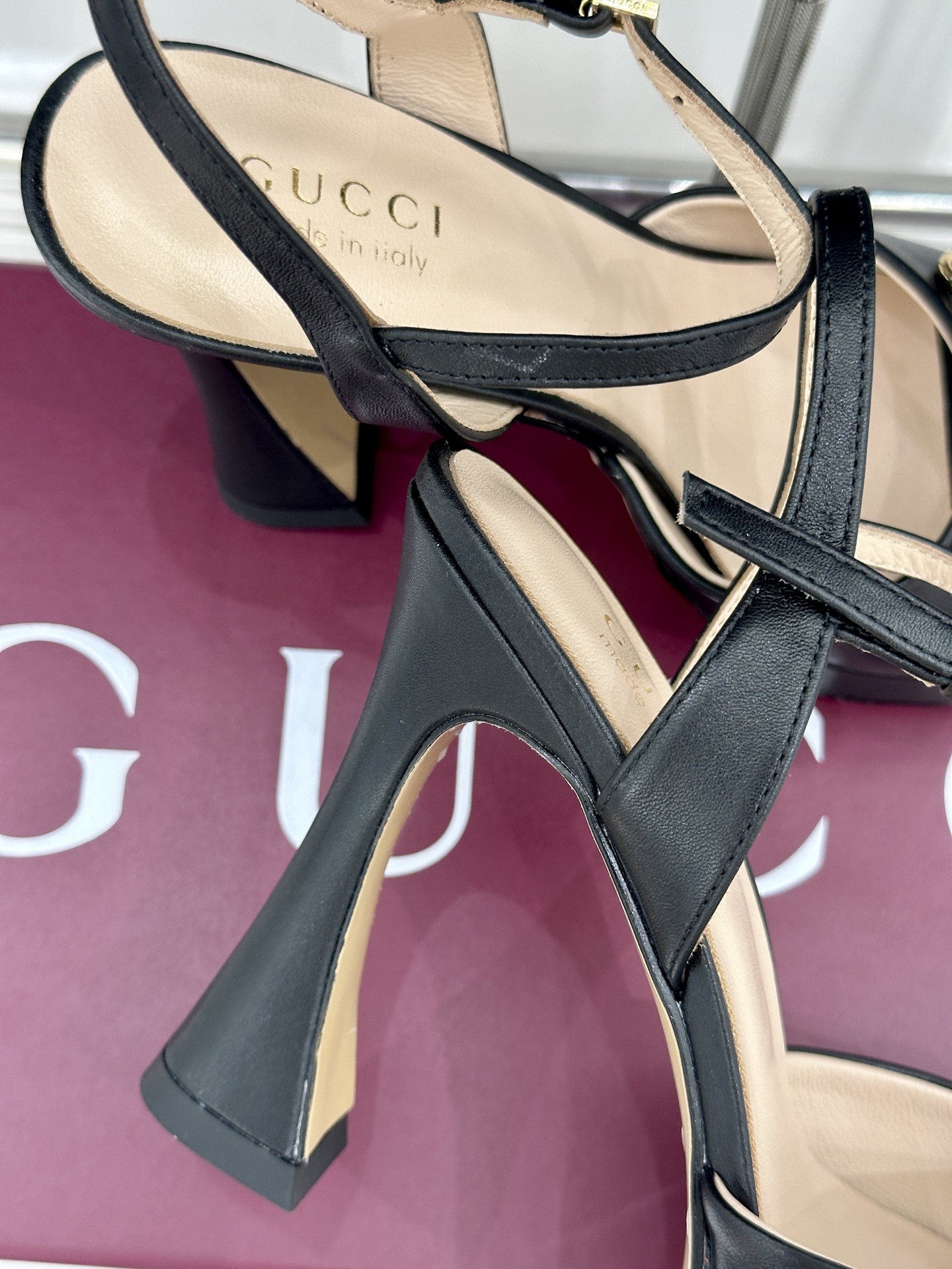 Gucci/古驰26WF新品马衔扣鱼嘴防水台细跟高跟凉鞋演绎复古奢华与现代气场的融合之作。标志性金属马衔