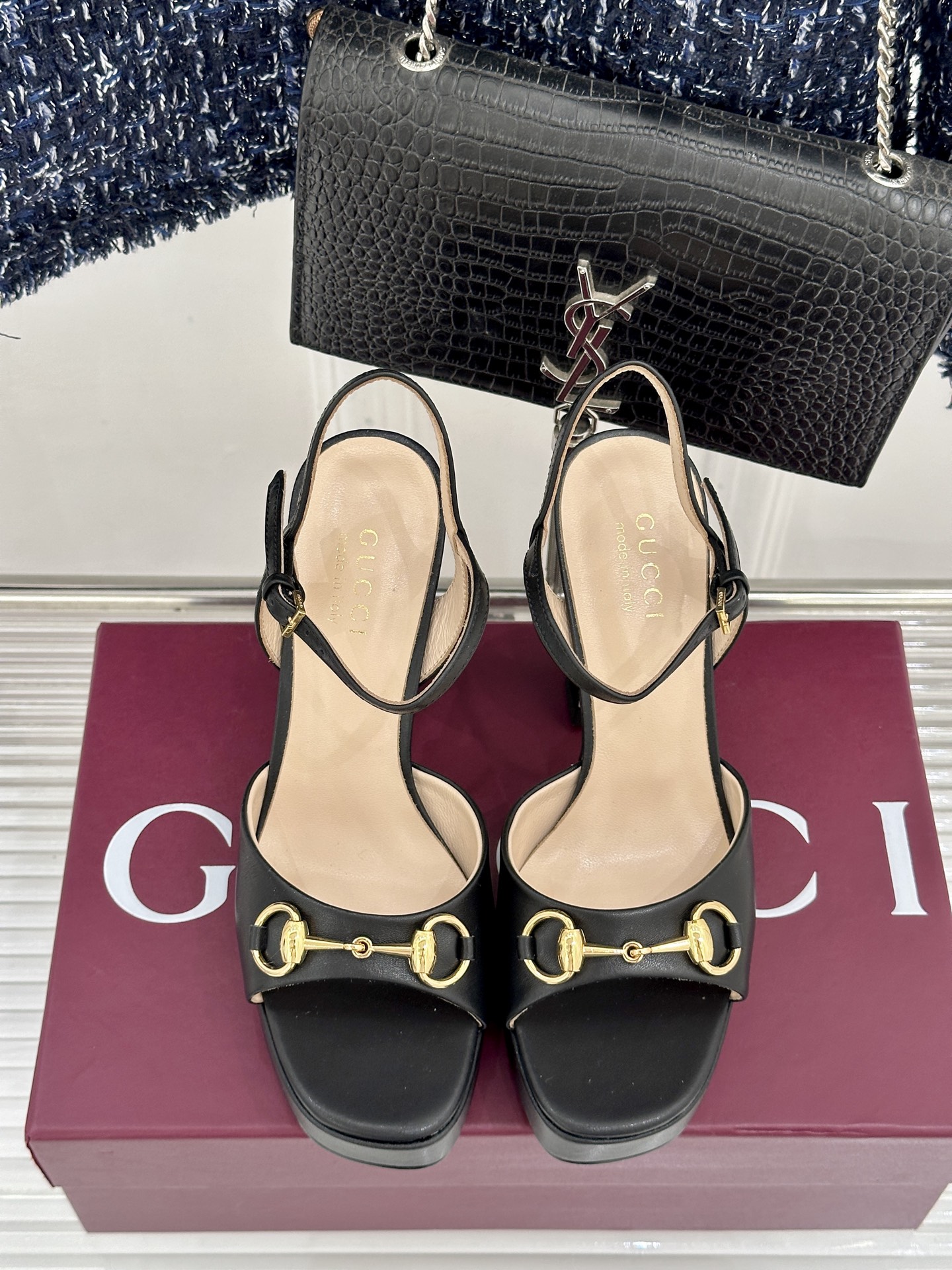 Gucci/古驰26WF新品马衔扣鱼嘴防水台细跟高跟凉鞋演绎复古奢华与现代气场的融合之作。标志性金属马衔