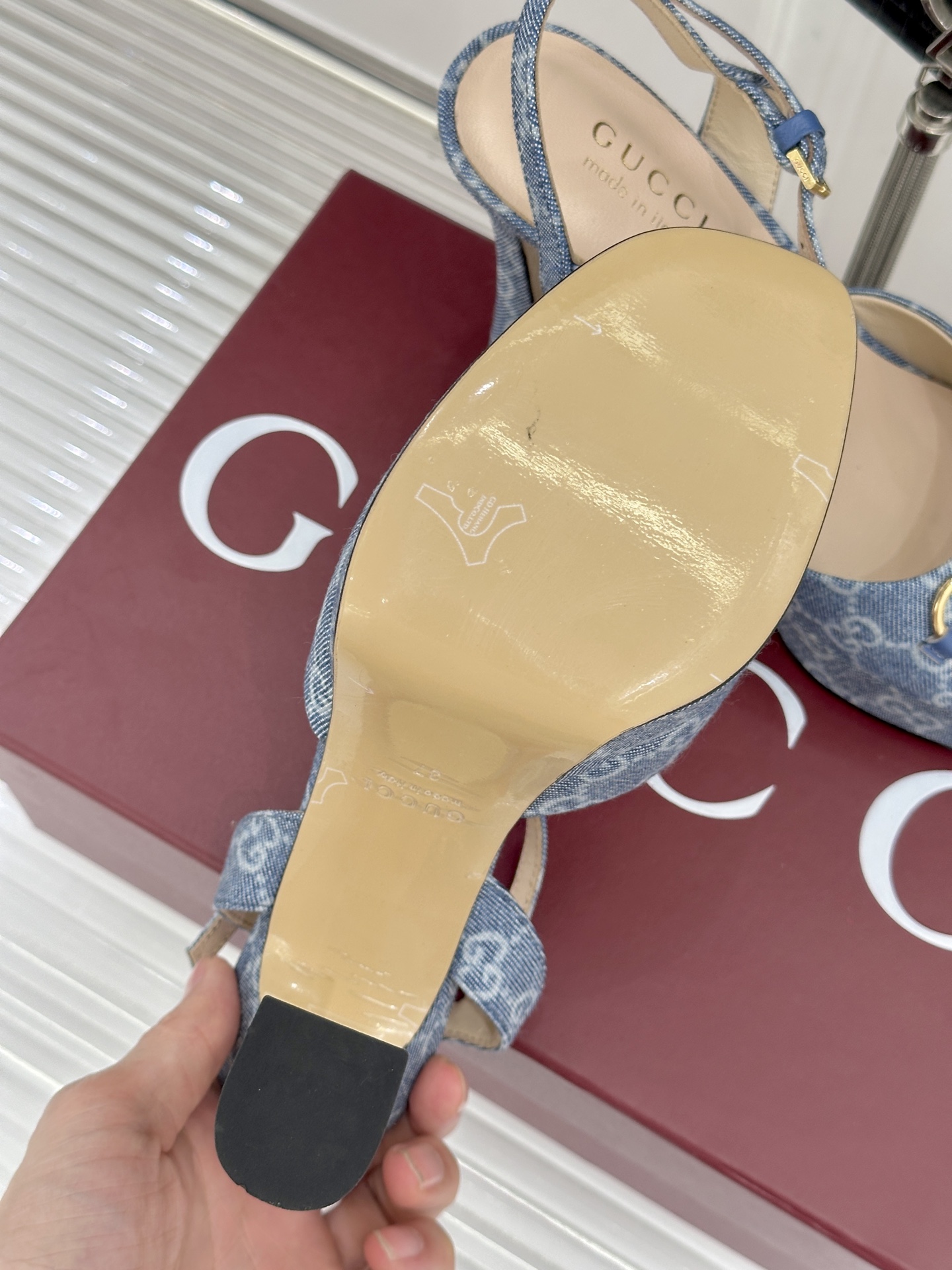 Gucci/古驰26WF新品马衔扣鱼嘴防水台细跟高跟凉鞋演绎复古奢华与现代气场的融合之作。标志性金属马衔