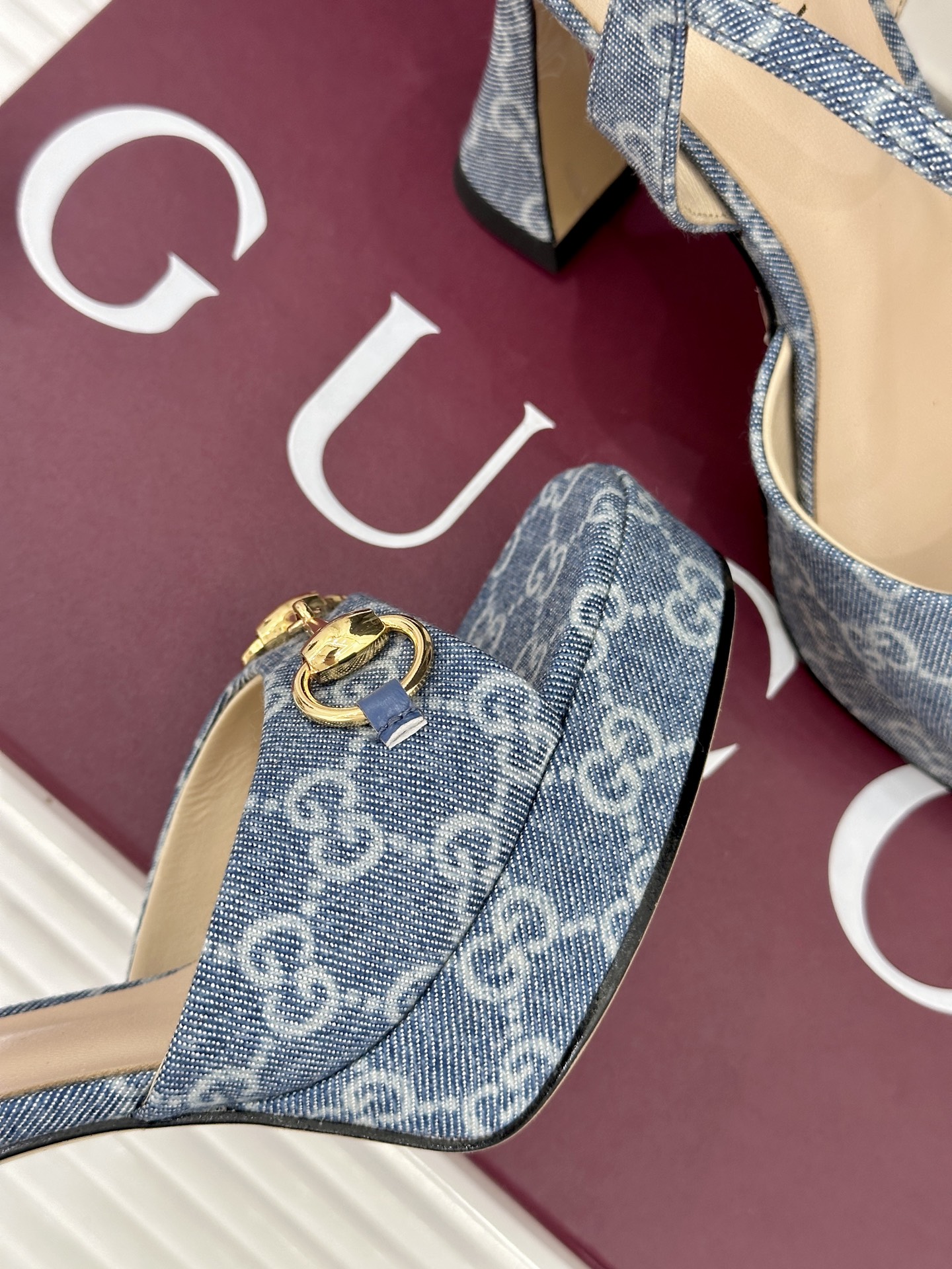 Gucci/古驰26WF新品马衔扣鱼嘴防水台细跟高跟凉鞋演绎复古奢华与现代气场的融合之作。标志性金属马衔