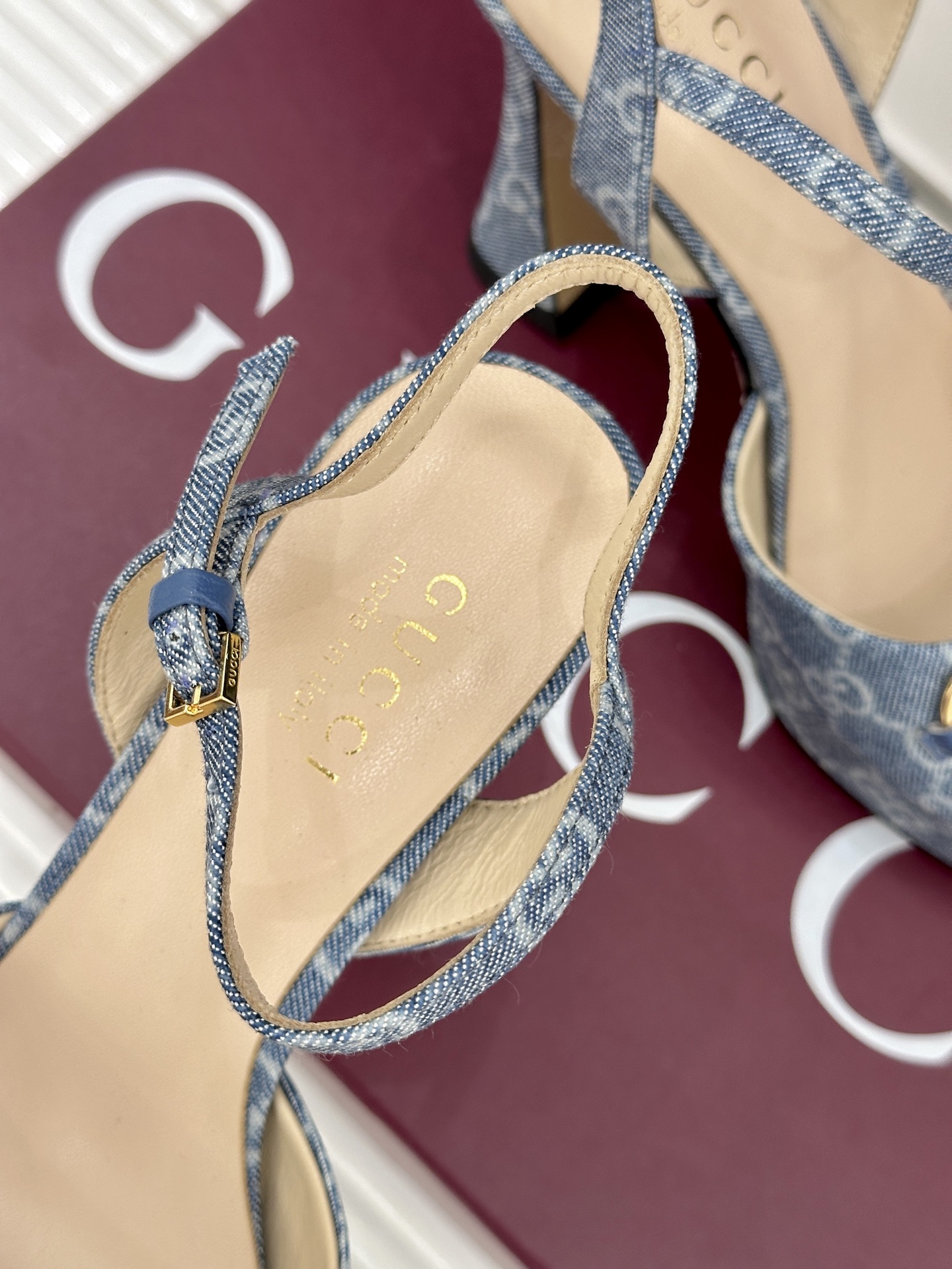 Gucci/古驰26WF新品马衔扣鱼嘴防水台细跟高跟凉鞋演绎复古奢华与现代气场的融合之作。标志性金属马衔
