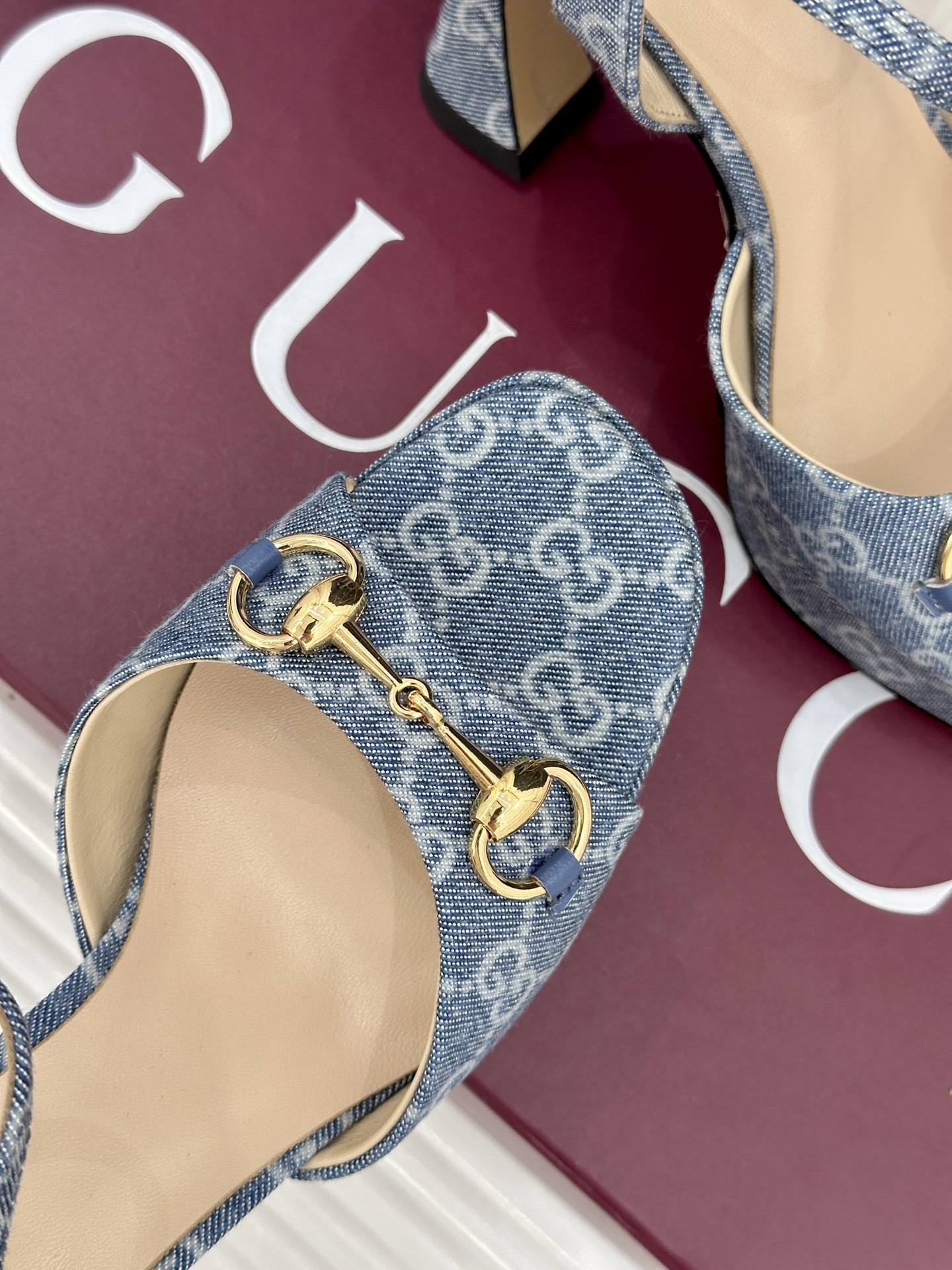 Gucci/古驰26WF新品马衔扣鱼嘴防水台细跟高跟凉鞋演绎复古奢华与现代气场的融合之作。标志性金属马衔