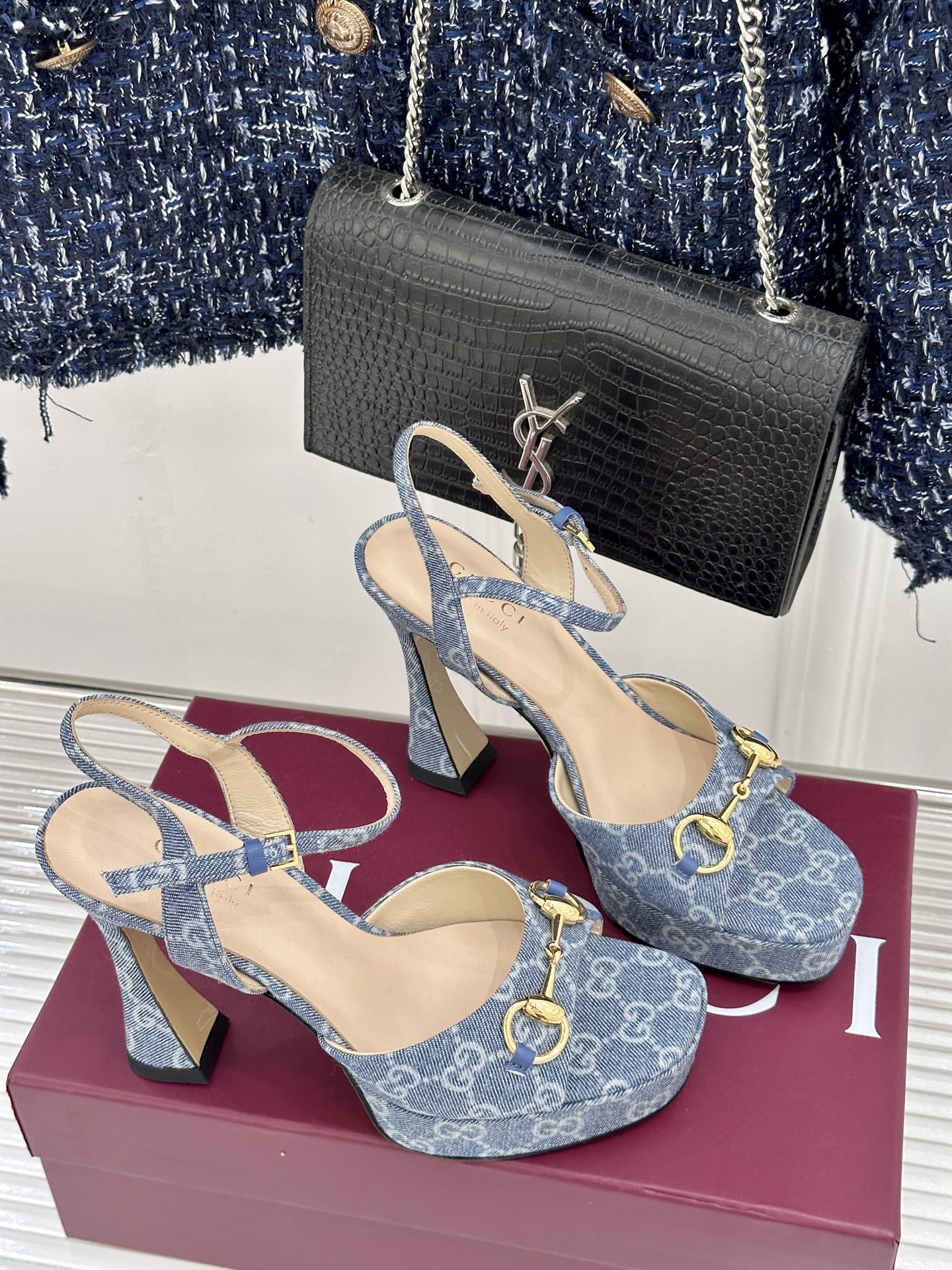 Gucci/古驰26WF新品马衔扣鱼嘴防水台细跟高跟凉鞋演绎复古奢华与现代气场的融合之作。标志性金属马衔