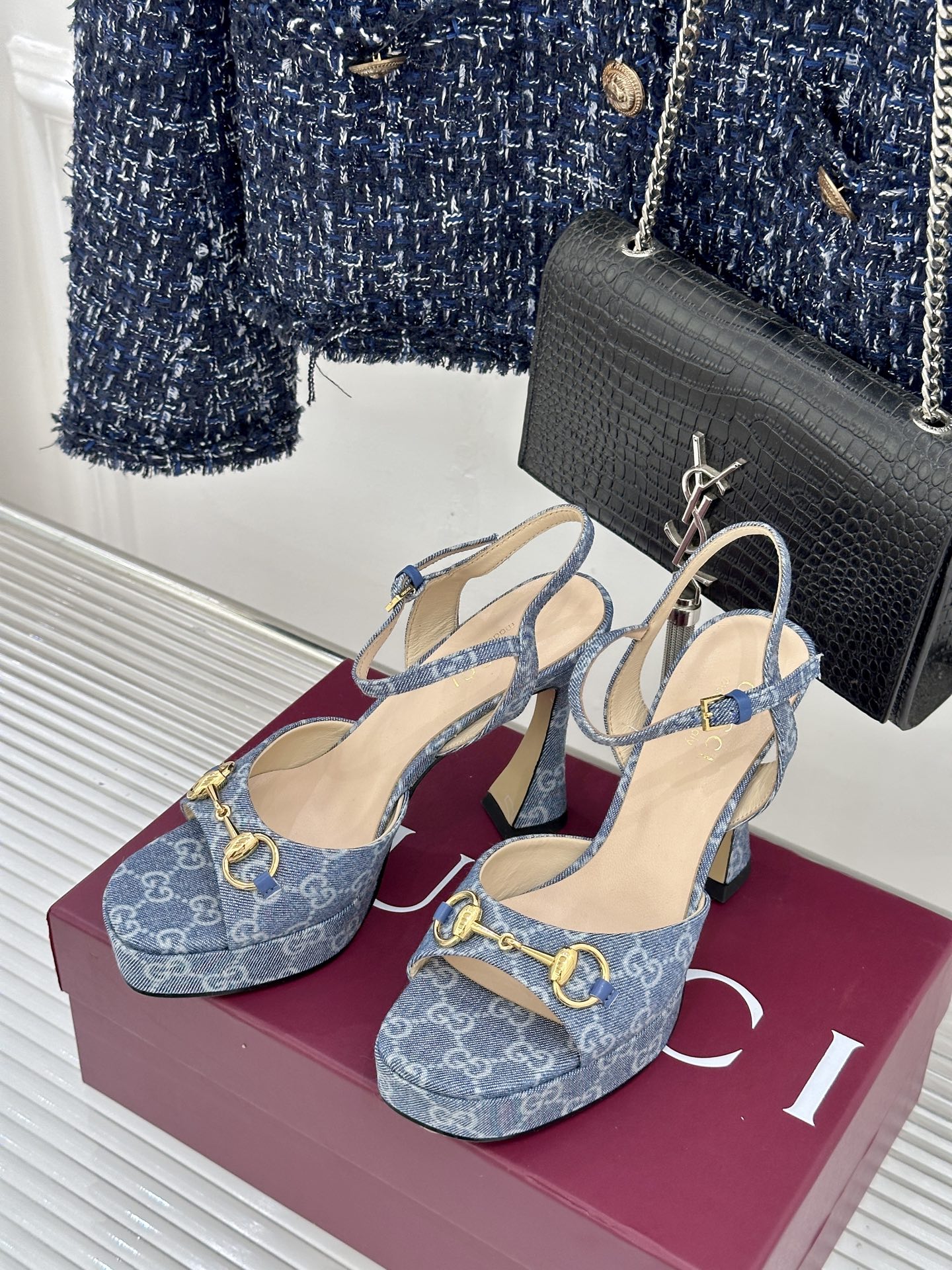 Gucci/古驰26WF新品马衔扣鱼嘴防水台细跟高跟凉鞋演绎复古奢华与现代气场的融合之作。标志性金属马衔