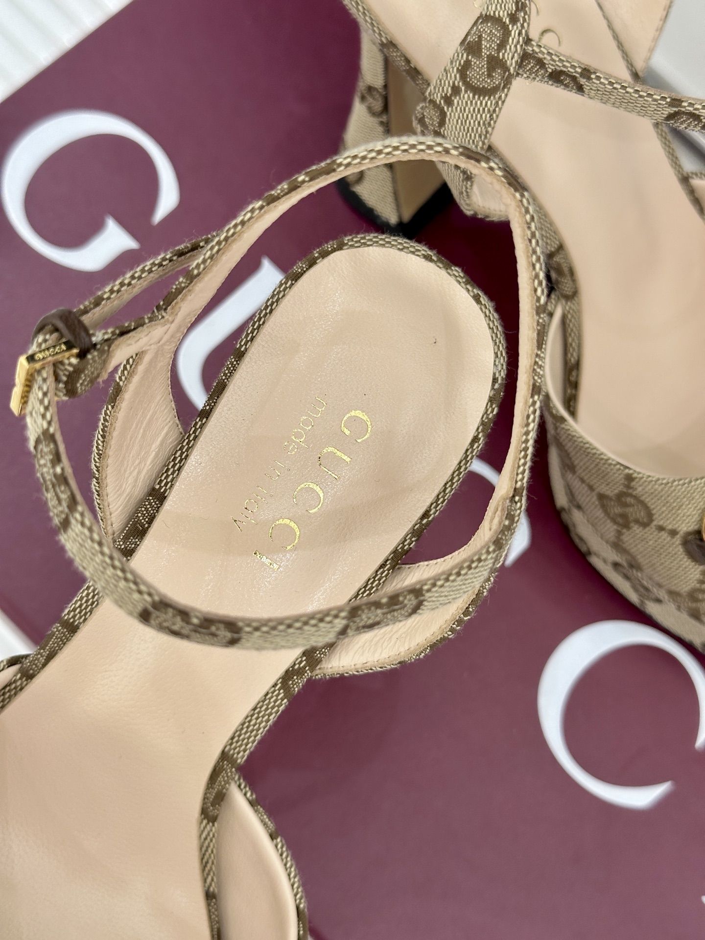 Gucci/古驰26WF新品马衔扣鱼嘴防水台细跟高跟凉鞋演绎复古奢华与现代气场的融合之作。标志性金属马衔