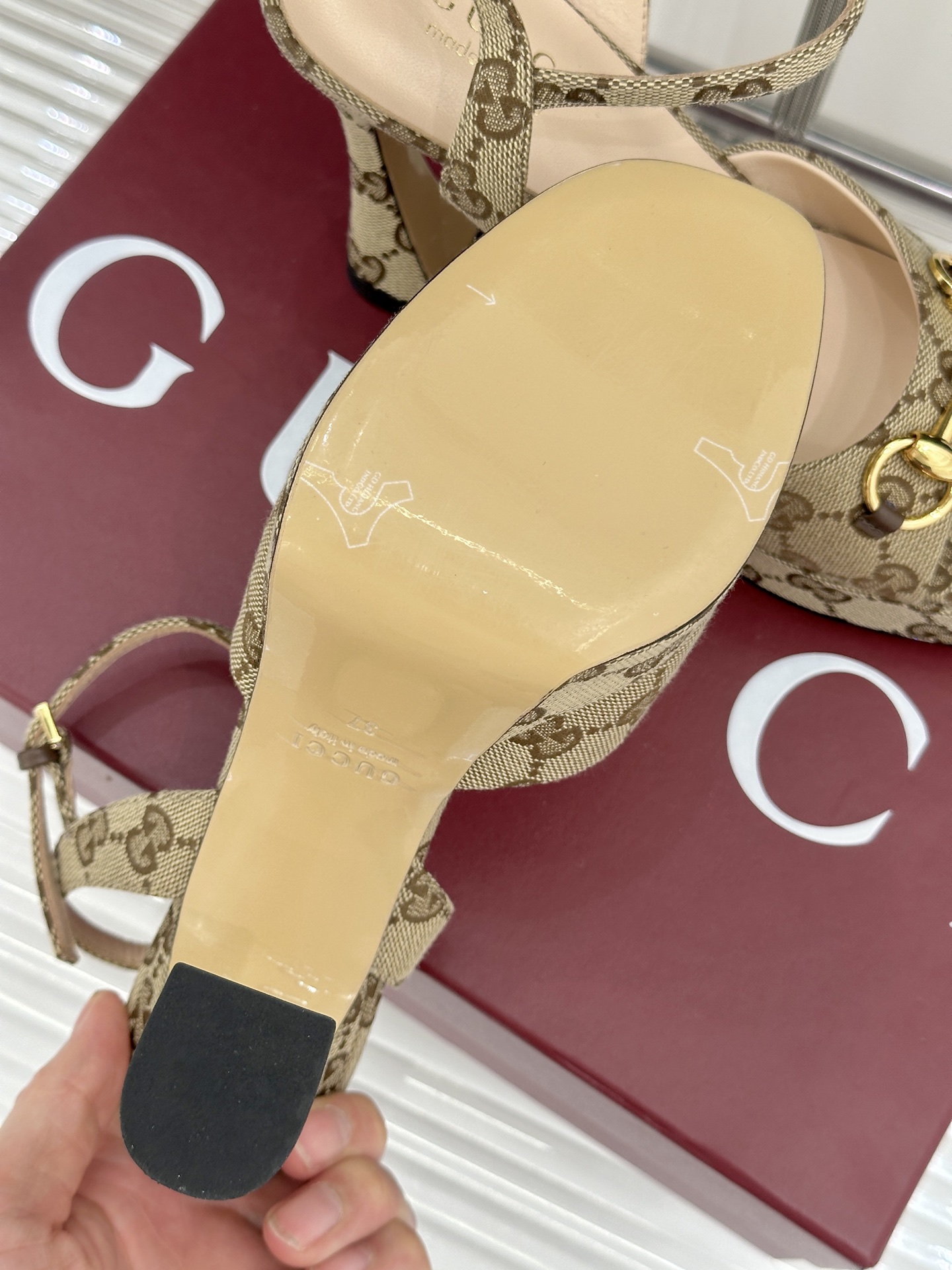 Gucci/古驰26WF新品马衔扣鱼嘴防水台细跟高跟凉鞋演绎复古奢华与现代气场的融合之作。标志性金属马衔