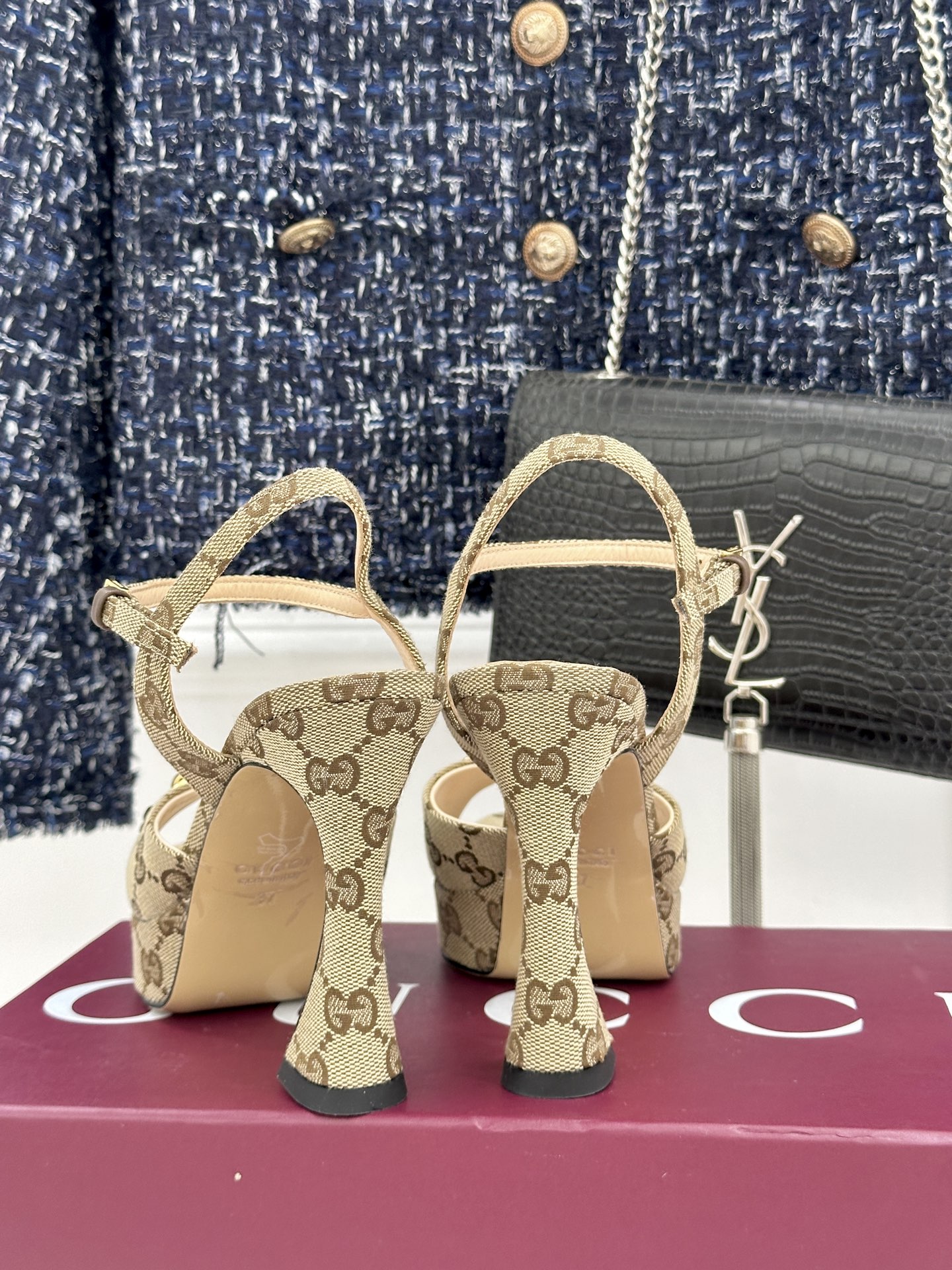 Gucci/古驰26WF新品马衔扣鱼嘴防水台细跟高跟凉鞋演绎复古奢华与现代气场的融合之作。标志性金属马衔