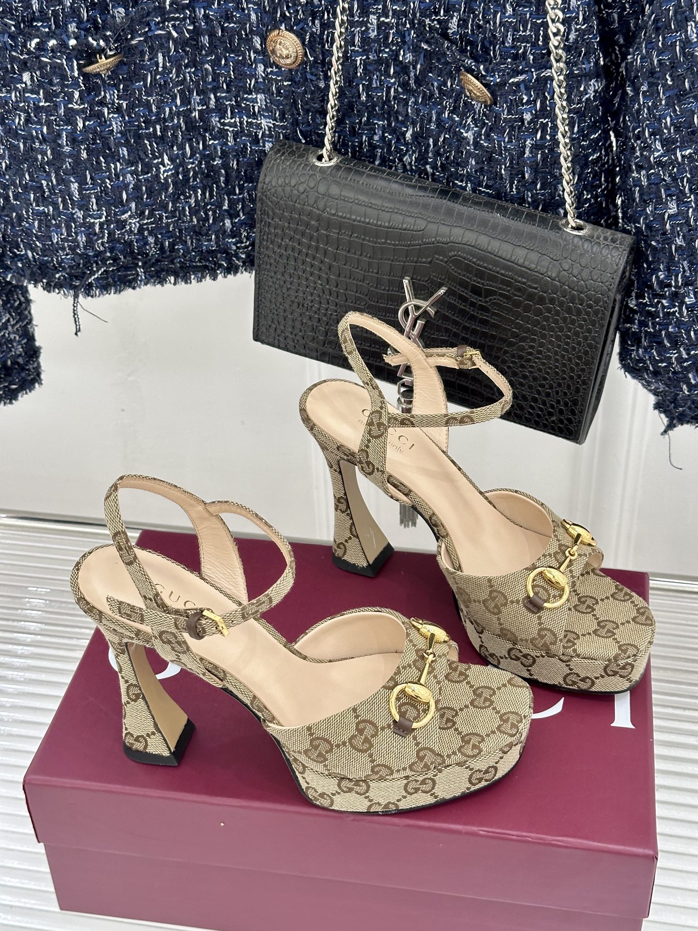 Gucci/古驰26WF新品马衔扣鱼嘴防水台细跟高跟凉鞋演绎复古奢华与现代气场的融合之作。标志性金属马衔