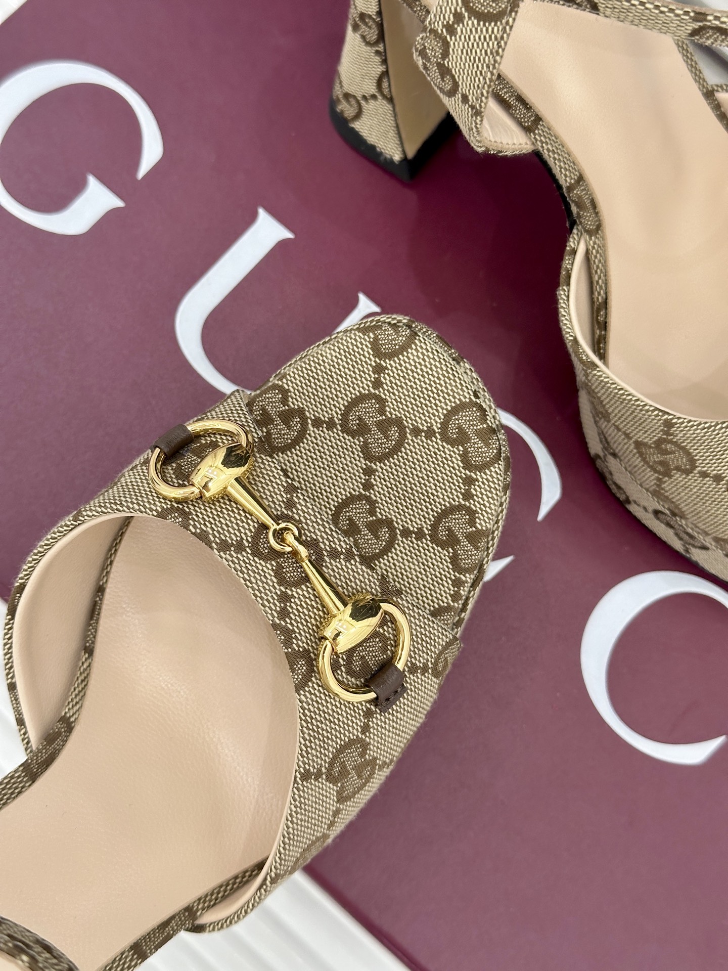 Gucci/古驰26WF新品马衔扣鱼嘴防水台细跟高跟凉鞋演绎复古奢华与现代气场的融合之作。标志性金属马衔
